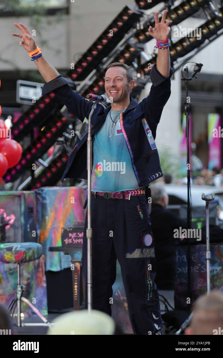 New York. 08 octobre 2024. NEW YORK, NEW YORK - 08 OCTOBRE : Chris Martin de Coldplay se produit en direct dans le spectacle 'Today' de NBC au Rockefeller Plaza le 8 octobre 2024, à New York. Le groupe de rock britannique a livré une performance énergique, captivant le public avec leurs chansons à succès. Les fans se sont rassemblés tôt le matin pour assister à l'événement, bravant le temps de l'automne pour avoir la chance de voir Coldplay en direct en action. (Crédit : Giada Papini/EuropaNewswire)/dpa/Alamy Live News Banque D'Images