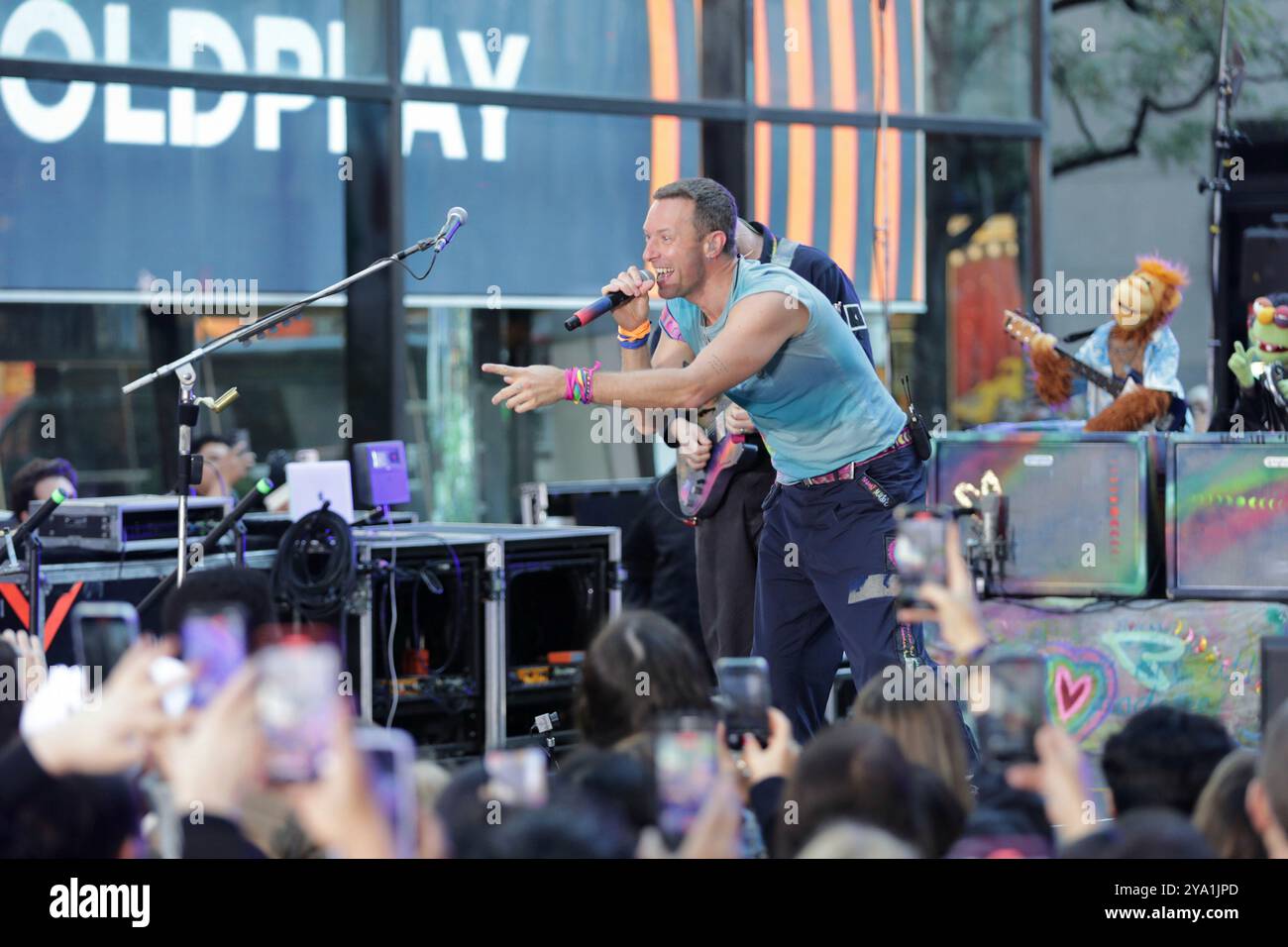 New York. 08 octobre 2024. NEW YORK, NEW YORK - 08 OCTOBRE : Chris Martin de Coldplay se produit en direct dans le spectacle 'Today' de NBC au Rockefeller Plaza le 8 octobre 2024, à New York. Le groupe de rock britannique a livré une performance énergique, captivant le public avec leurs chansons à succès. Les fans se sont rassemblés tôt le matin pour assister à l'événement, bravant le temps de l'automne pour avoir la chance de voir Coldplay en direct en action. (Crédit : Giada Papini/EuropaNewswire)/dpa/Alamy Live News Banque D'Images