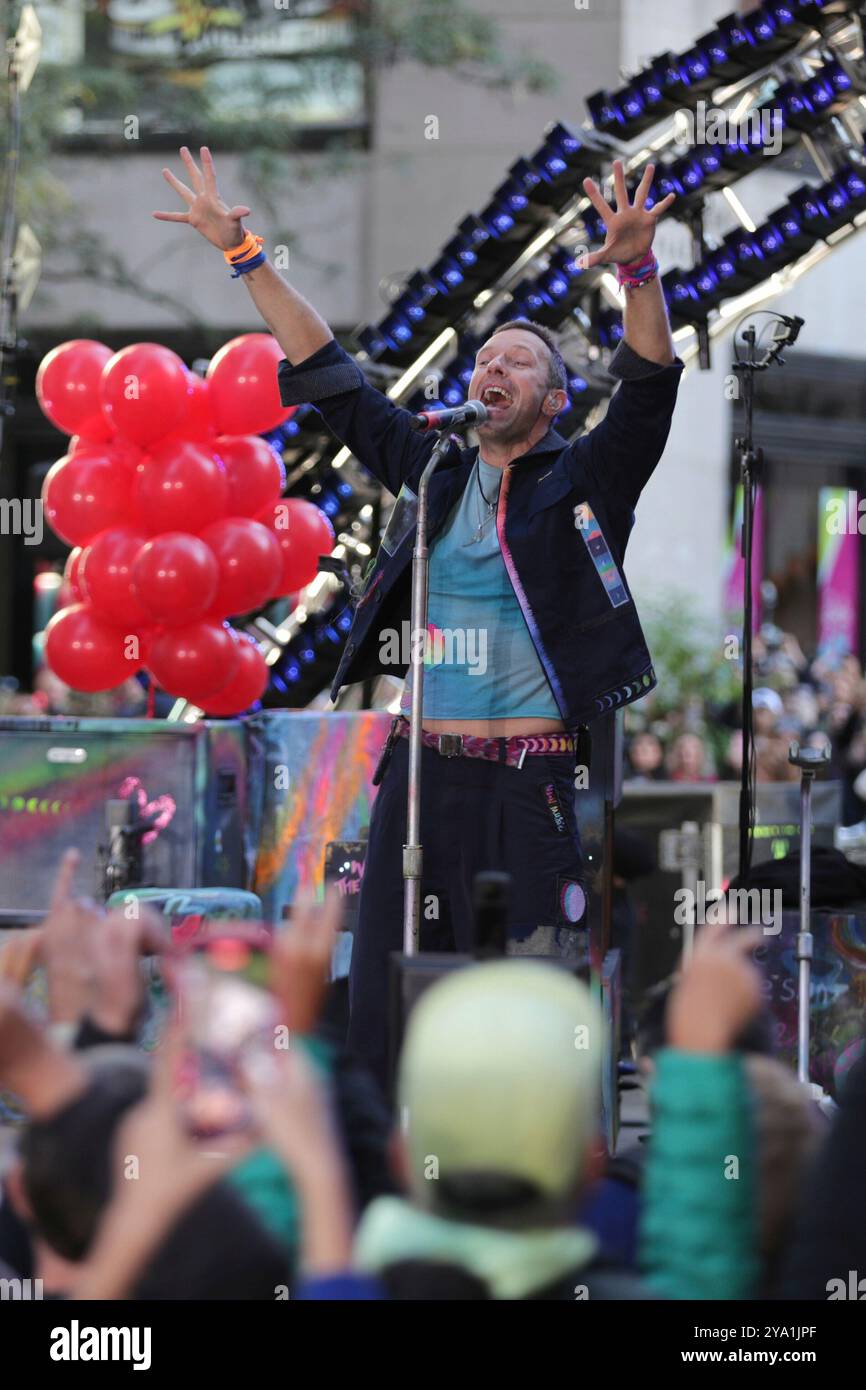 New York. 08 octobre 2024. NEW YORK, NEW YORK - 08 OCTOBRE : Chris Martin de Coldplay se produit en direct dans le spectacle 'Today' de NBC au Rockefeller Plaza le 8 octobre 2024, à New York. Le groupe de rock britannique a livré une performance énergique, captivant le public avec leurs chansons à succès. Les fans se sont rassemblés tôt le matin pour assister à l'événement, bravant le temps de l'automne pour avoir la chance de voir Coldplay en direct en action. (Crédit : Giada Papini/EuropaNewswire)/dpa/Alamy Live News Banque D'Images