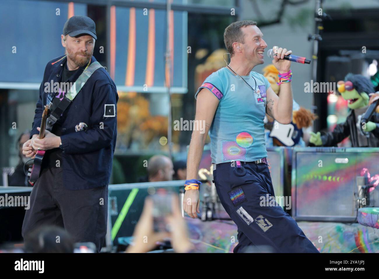 New York. 08 octobre 2024. NEW YORK, NEW YORK - 08 OCTOBRE : Chris Martin de Coldplay se produit en direct dans le spectacle 'Today' de NBC au Rockefeller Plaza le 8 octobre 2024, à New York. Le groupe de rock britannique a livré une performance énergique, captivant le public avec leurs chansons à succès. Les fans se sont rassemblés tôt le matin pour assister à l'événement, bravant le temps de l'automne pour avoir la chance de voir Coldplay en direct en action. (Crédit : Giada Papini/EuropaNewswire)/dpa/Alamy Live News Banque D'Images