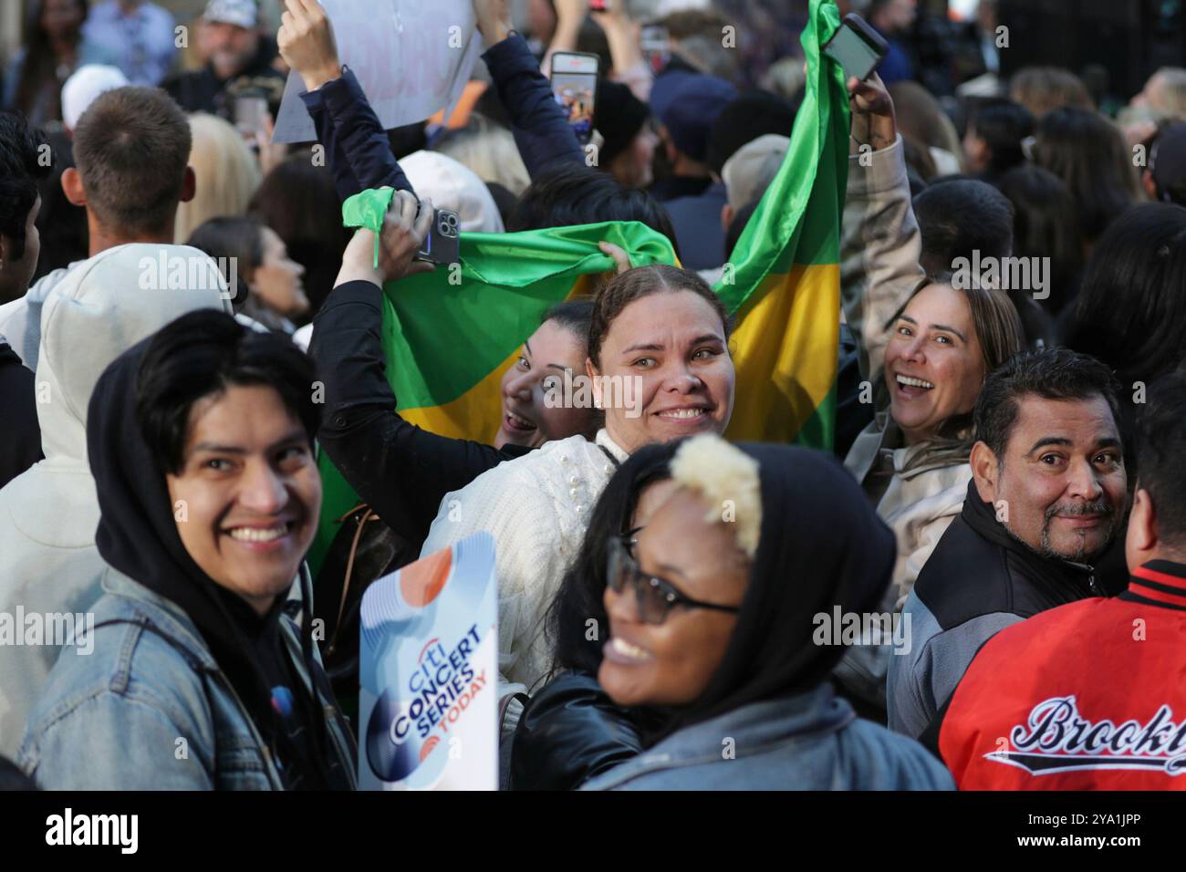 New York. 08 octobre 2024. NEW YORK, NEW YORK - 08 OCTOBRE : Chris Martin de Coldplay se produit en direct dans le spectacle 'Today' de NBC au Rockefeller Plaza le 8 octobre 2024, à New York. Le groupe de rock britannique a livré une performance énergique, captivant le public avec leurs chansons à succès. Les fans se sont rassemblés tôt le matin pour assister à l'événement, bravant le temps de l'automne pour avoir la chance de voir Coldplay en direct en action. (Crédit : Giada Papini/EuropaNewswire)/dpa/Alamy Live News Banque D'Images