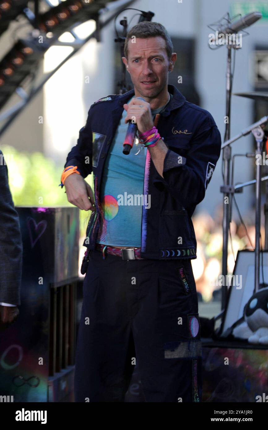 New York. 08 octobre 2024. NEW YORK, NEW YORK - 08 OCTOBRE : Chris Martin de Coldplay se produit en direct dans le spectacle 'Today' de NBC au Rockefeller Plaza le 8 octobre 2024, à New York. Le groupe de rock britannique a livré une performance énergique, captivant le public avec leurs chansons à succès. Les fans se sont rassemblés tôt le matin pour assister à l'événement, bravant le temps de l'automne pour avoir la chance de voir Coldplay en direct en action. (Crédit : Giada Papini/EuropaNewswire)/dpa/Alamy Live News Banque D'Images