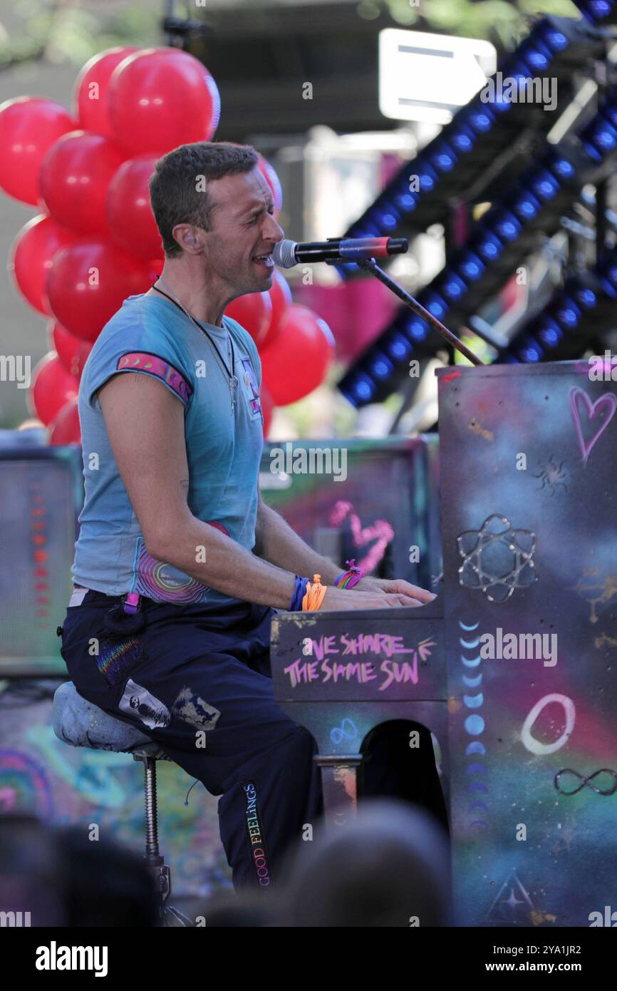 New York. 08 octobre 2024. NEW YORK, NEW YORK - 08 OCTOBRE : Chris Martin de Coldplay se produit en direct dans le spectacle 'Today' de NBC au Rockefeller Plaza le 8 octobre 2024, à New York. Le groupe de rock britannique a livré une performance énergique, captivant le public avec leurs chansons à succès. Les fans se sont rassemblés tôt le matin pour assister à l'événement, bravant le temps de l'automne pour avoir la chance de voir Coldplay en direct en action. (Crédit : Giada Papini/EuropaNewswire)/dpa/Alamy Live News Banque D'Images