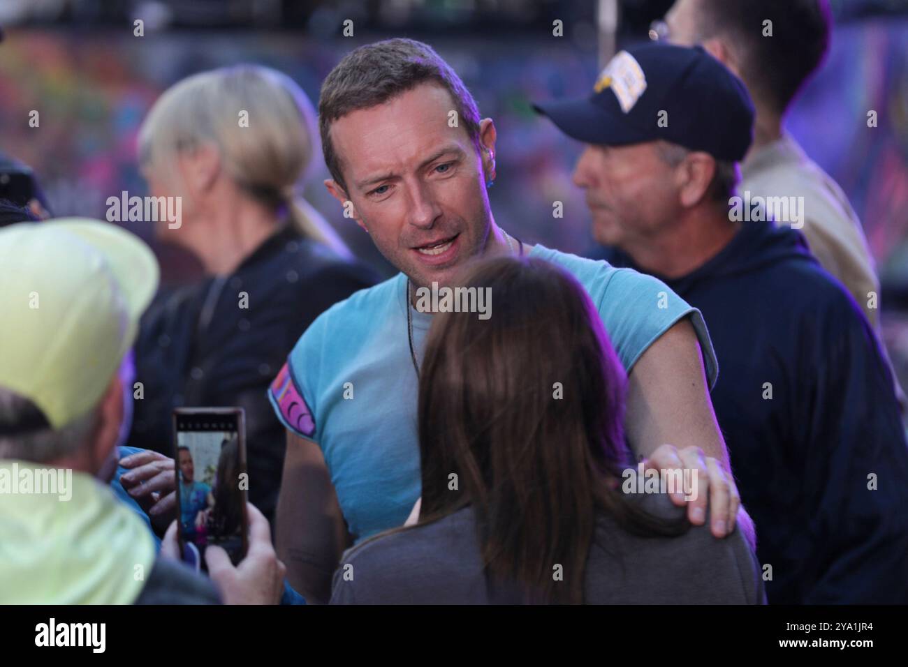 New York. 08 octobre 2024. NEW YORK, NEW YORK - 08 OCTOBRE : Chris Martin de Coldplay se produit en direct dans le spectacle 'Today' de NBC au Rockefeller Plaza le 8 octobre 2024, à New York. Le groupe de rock britannique a livré une performance énergique, captivant le public avec leurs chansons à succès. Les fans se sont rassemblés tôt le matin pour assister à l'événement, bravant le temps de l'automne pour avoir la chance de voir Coldplay en direct en action. (Crédit : Giada Papini/EuropaNewswire)/dpa/Alamy Live News Banque D'Images