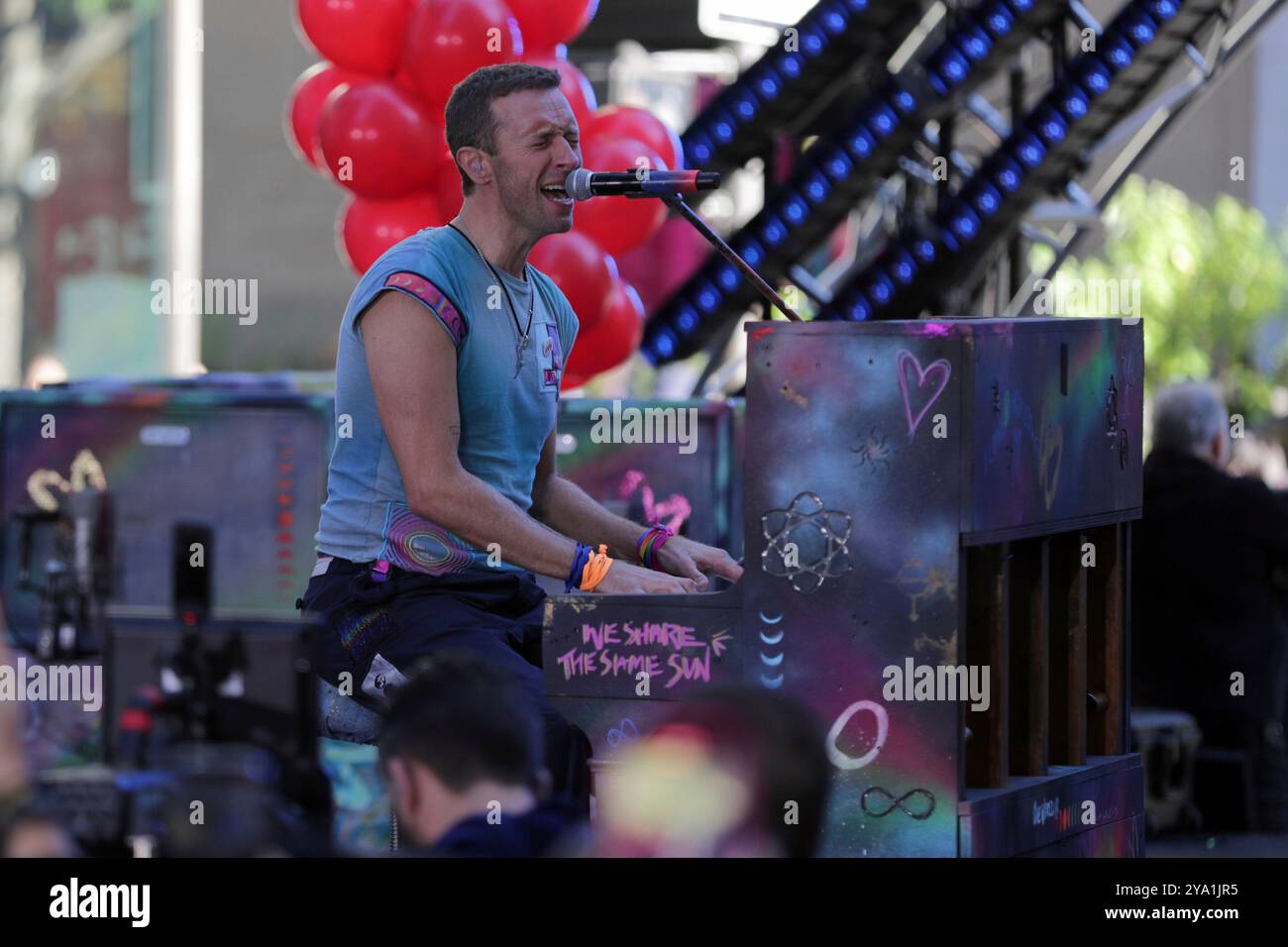 New York. 08 octobre 2024. NEW YORK, NEW YORK - 08 OCTOBRE : Chris Martin de Coldplay se produit en direct dans le spectacle 'Today' de NBC au Rockefeller Plaza le 8 octobre 2024, à New York. Le groupe de rock britannique a livré une performance énergique, captivant le public avec leurs chansons à succès. Les fans se sont rassemblés tôt le matin pour assister à l'événement, bravant le temps de l'automne pour avoir la chance de voir Coldplay en direct en action. (Crédit : Giada Papini/EuropaNewswire)/dpa/Alamy Live News Banque D'Images
