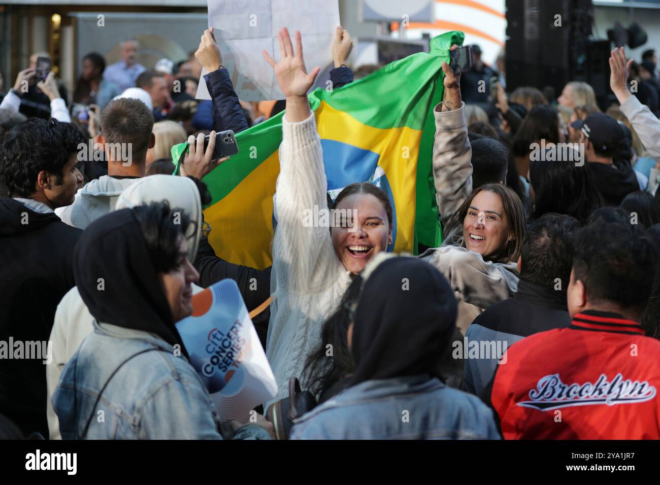 New York. 08 octobre 2024. NEW YORK, NEW YORK - 08 OCTOBRE : Chris Martin de Coldplay se produit en direct dans le spectacle 'Today' de NBC au Rockefeller Plaza le 8 octobre 2024, à New York. Le groupe de rock britannique a livré une performance énergique, captivant le public avec leurs chansons à succès. Les fans se sont rassemblés tôt le matin pour assister à l'événement, bravant le temps de l'automne pour avoir la chance de voir Coldplay en direct en action. (Crédit : Giada Papini/EuropaNewswire)/dpa/Alamy Live News Banque D'Images