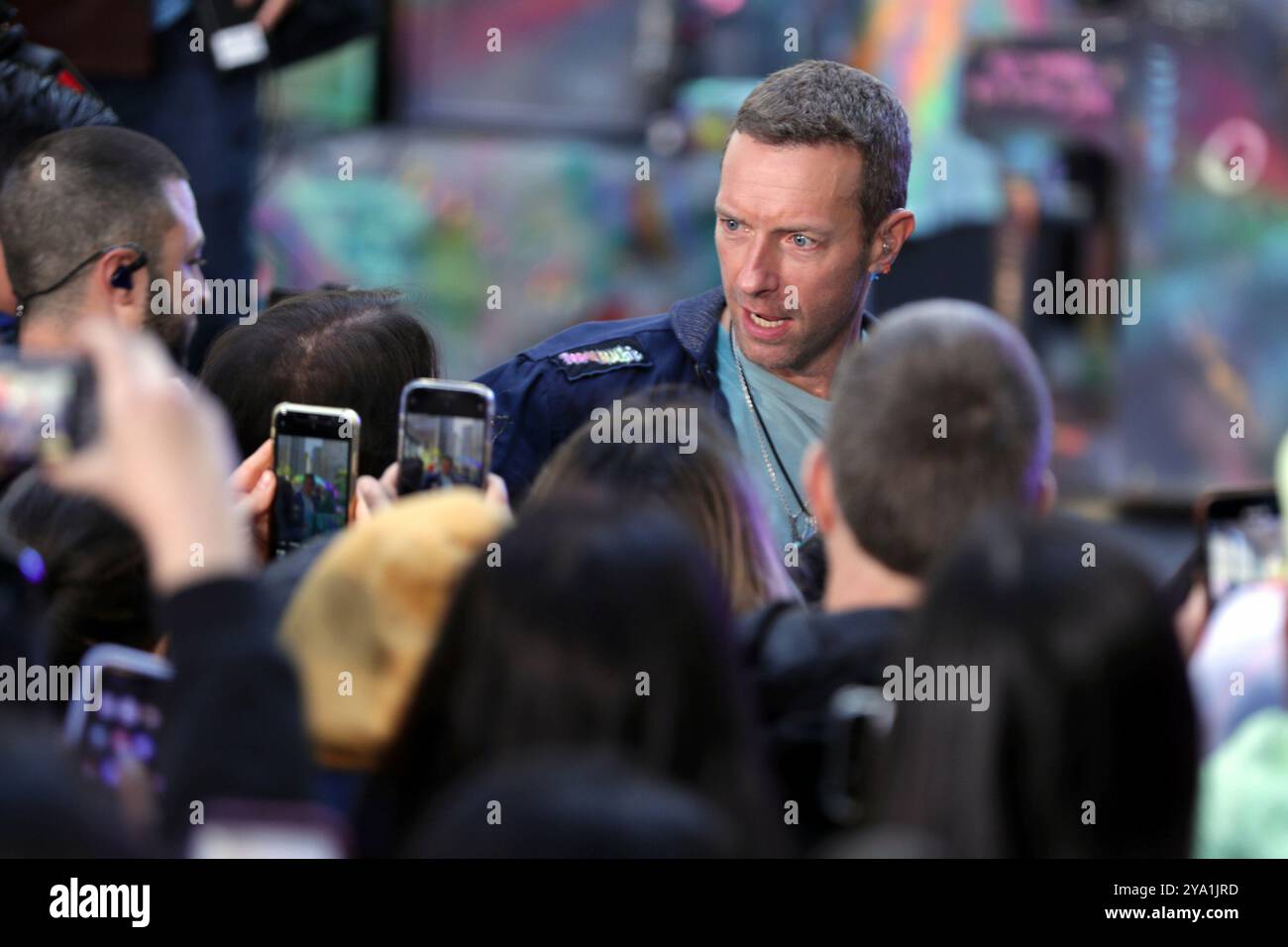 New York. 08 octobre 2024. NEW YORK, NEW YORK - 08 OCTOBRE : Chris Martin de Coldplay se produit en direct dans le spectacle 'Today' de NBC au Rockefeller Plaza le 8 octobre 2024, à New York. Le groupe de rock britannique a livré une performance énergique, captivant le public avec leurs chansons à succès. Les fans se sont rassemblés tôt le matin pour assister à l'événement, bravant le temps de l'automne pour avoir la chance de voir Coldplay en direct en action. (Crédit : Giada Papini/EuropaNewswire)/dpa/Alamy Live News Banque D'Images