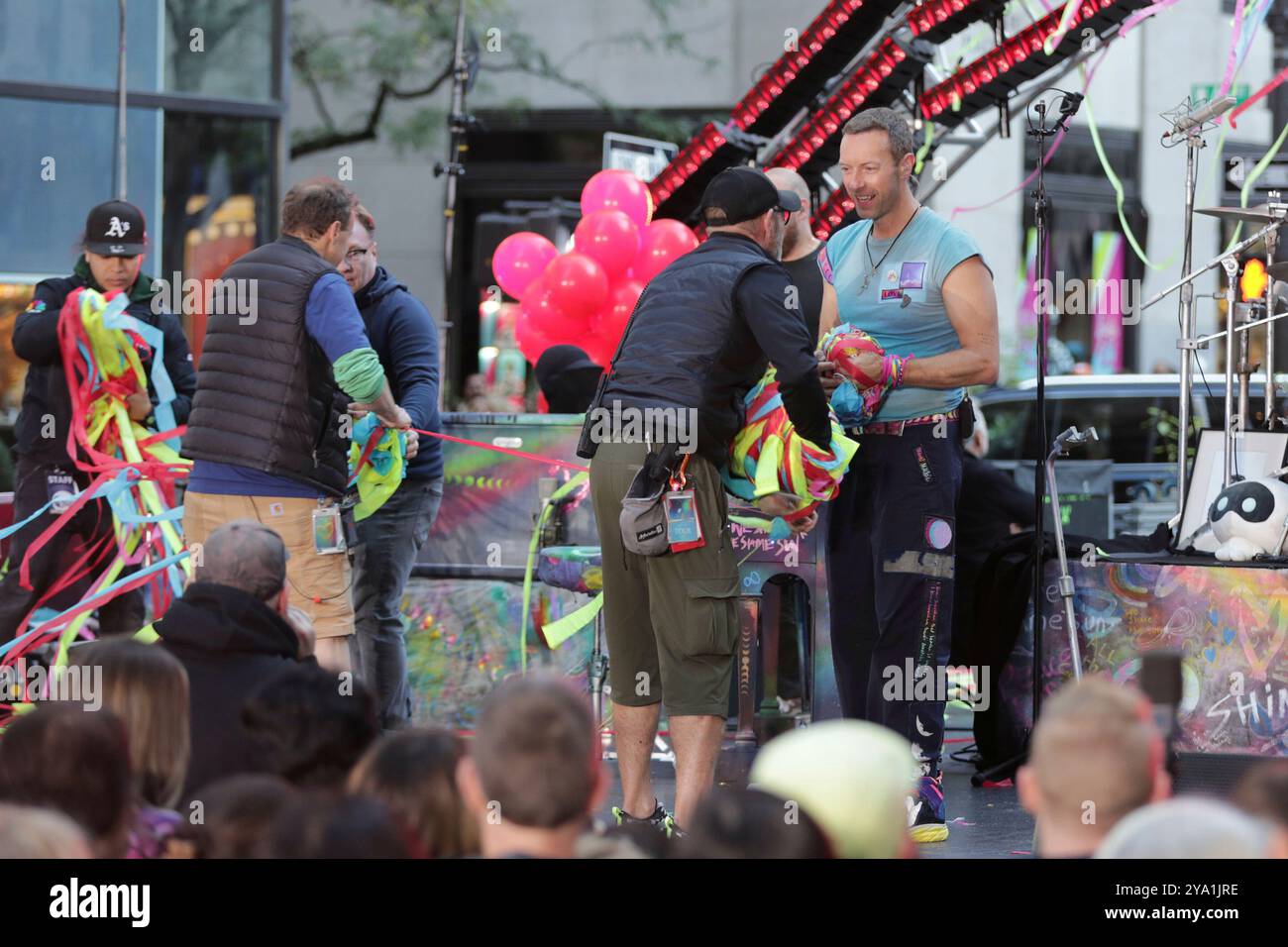 New York. 08 octobre 2024. NEW YORK, NEW YORK - 08 OCTOBRE : Chris Martin de Coldplay se produit en direct dans le spectacle 'Today' de NBC au Rockefeller Plaza le 8 octobre 2024, à New York. Le groupe de rock britannique a livré une performance énergique, captivant le public avec leurs chansons à succès. Les fans se sont rassemblés tôt le matin pour assister à l'événement, bravant le temps de l'automne pour avoir la chance de voir Coldplay en direct en action. (Crédit : Giada Papini/EuropaNewswire)/dpa/Alamy Live News Banque D'Images