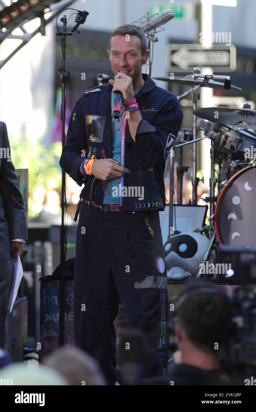 New York. 08 octobre 2024. NEW YORK, NEW YORK - 08 OCTOBRE : Chris Martin de Coldplay se produit en direct dans le spectacle 'Today' de NBC au Rockefeller Plaza le 8 octobre 2024, à New York. Le groupe de rock britannique a livré une performance énergique, captivant le public avec leurs chansons à succès. Les fans se sont rassemblés tôt le matin pour assister à l'événement, bravant le temps de l'automne pour avoir la chance de voir Coldplay en direct en action. (Crédit : Giada Papini/EuropaNewswire)/dpa/Alamy Live News Banque D'Images