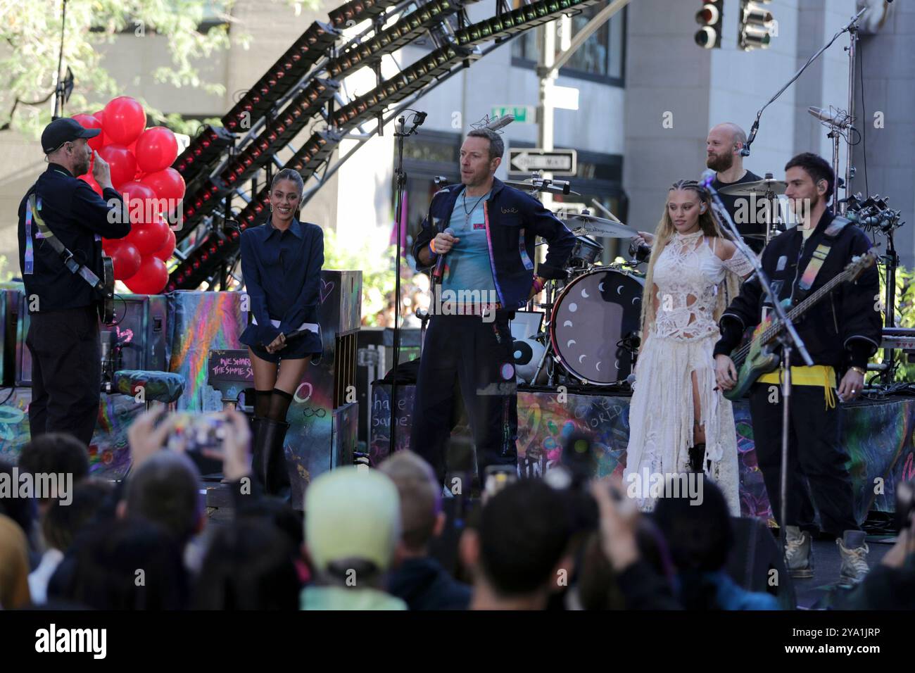 New York. 08 octobre 2024. NEW YORK, NEW YORK - 08 OCTOBRE : Chris Martin de Coldplay se produit en direct dans le spectacle 'Today' de NBC au Rockefeller Plaza le 8 octobre 2024, à New York. Le groupe de rock britannique a livré une performance énergique, captivant le public avec leurs chansons à succès. Les fans se sont rassemblés tôt le matin pour assister à l'événement, bravant le temps de l'automne pour avoir la chance de voir Coldplay en direct en action. (Crédit : Giada Papini/EuropaNewswire)/dpa/Alamy Live News Banque D'Images