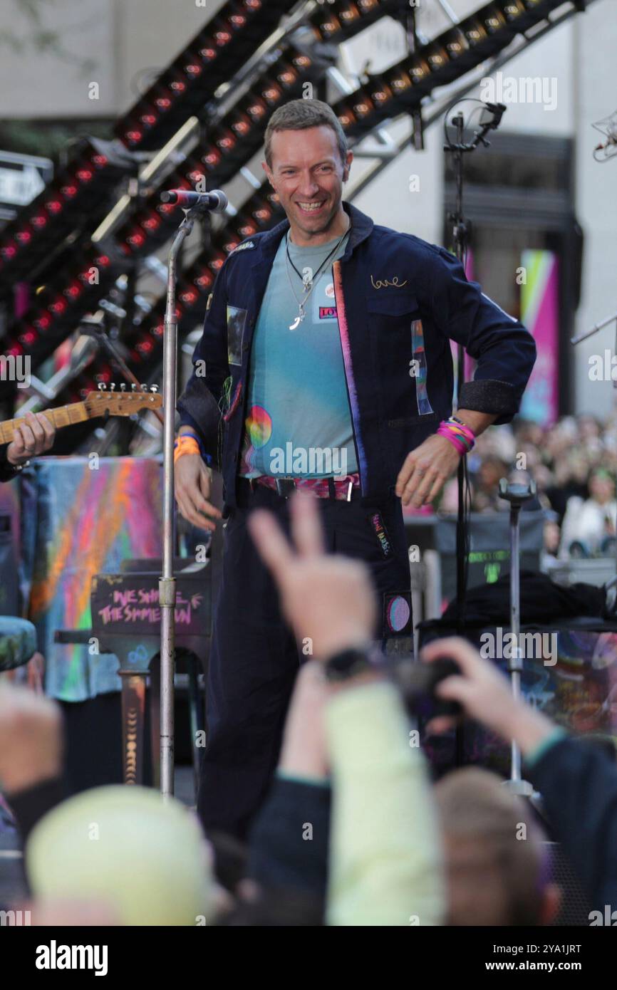 New York. 08 octobre 2024. NEW YORK, NEW YORK - 08 OCTOBRE : Chris Martin de Coldplay se produit en direct dans le spectacle 'Today' de NBC au Rockefeller Plaza le 8 octobre 2024, à New York. Le groupe de rock britannique a livré une performance énergique, captivant le public avec leurs chansons à succès. Les fans se sont rassemblés tôt le matin pour assister à l'événement, bravant le temps de l'automne pour avoir la chance de voir Coldplay en direct en action. (Crédit : Giada Papini/EuropaNewswire)/dpa/Alamy Live News Banque D'Images