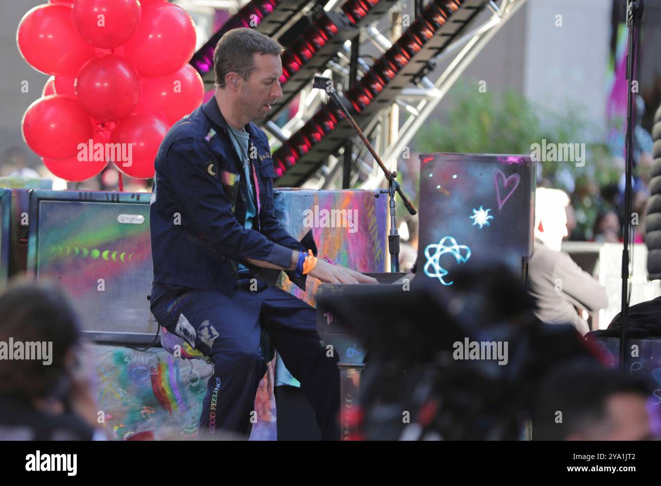 New York. 08 octobre 2024. NEW YORK, NEW YORK - 08 OCTOBRE : Chris Martin de Coldplay se produit en direct dans le spectacle 'Today' de NBC au Rockefeller Plaza le 8 octobre 2024, à New York. Le groupe de rock britannique a livré une performance énergique, captivant le public avec leurs chansons à succès. Les fans se sont rassemblés tôt le matin pour assister à l'événement, bravant le temps de l'automne pour avoir la chance de voir Coldplay en direct en action. (Crédit : Giada Papini/EuropaNewswire)/dpa/Alamy Live News Banque D'Images