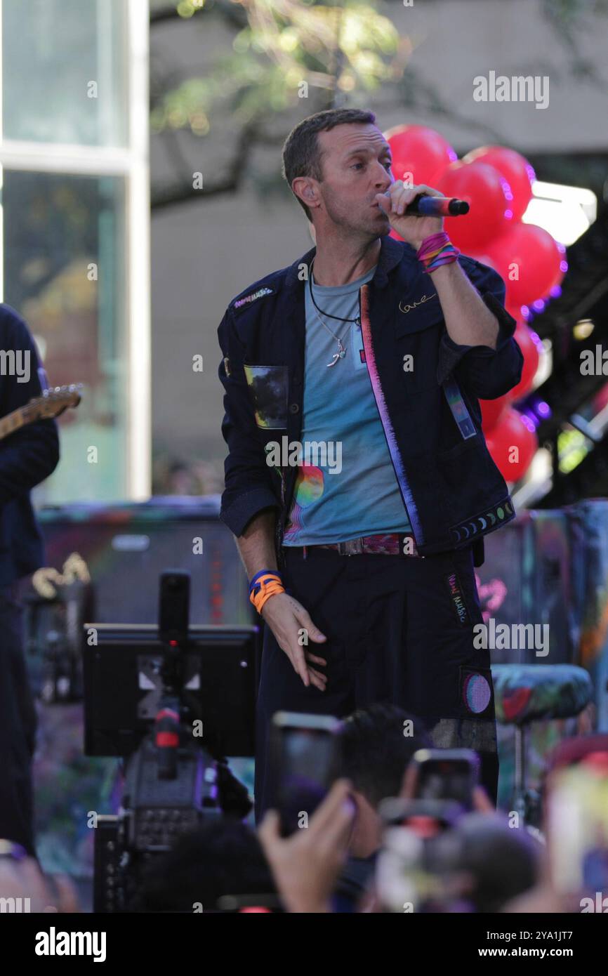 New York. 08 octobre 2024. NEW YORK, NEW YORK - 08 OCTOBRE : Chris Martin de Coldplay se produit en direct dans le spectacle 'Today' de NBC au Rockefeller Plaza le 8 octobre 2024, à New York. Le groupe de rock britannique a livré une performance énergique, captivant le public avec leurs chansons à succès. Les fans se sont rassemblés tôt le matin pour assister à l'événement, bravant le temps de l'automne pour avoir la chance de voir Coldplay en direct en action. (Crédit : Giada Papini/EuropaNewswire)/dpa/Alamy Live News Banque D'Images