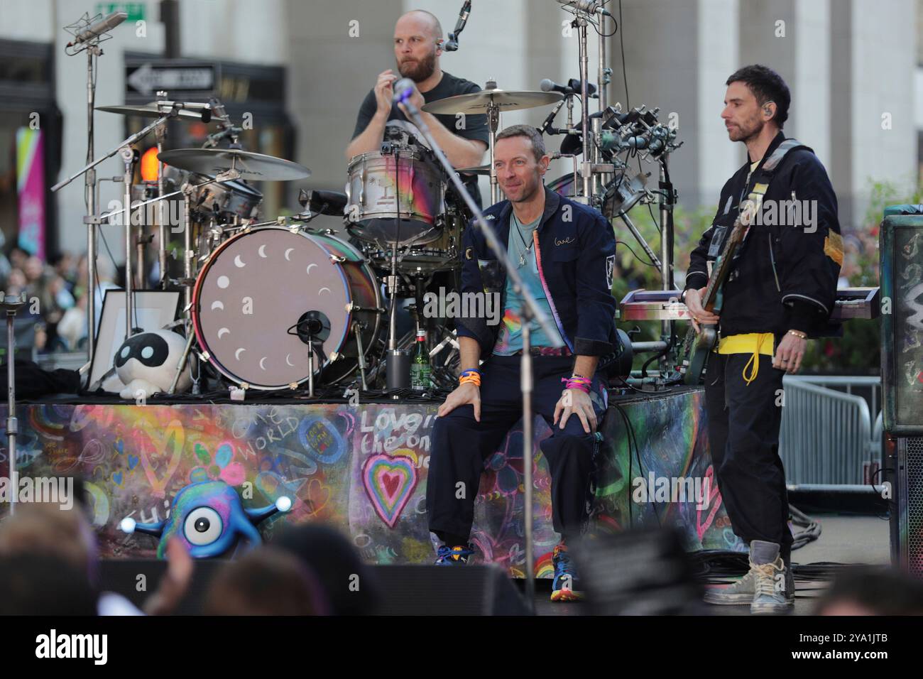 New York. 08 octobre 2024. NEW YORK, NEW YORK - 08 OCTOBRE : Chris Martin de Coldplay se produit en direct dans le spectacle 'Today' de NBC au Rockefeller Plaza le 8 octobre 2024, à New York. Le groupe de rock britannique a livré une performance énergique, captivant le public avec leurs chansons à succès. Les fans se sont rassemblés tôt le matin pour assister à l'événement, bravant le temps de l'automne pour avoir la chance de voir Coldplay en direct en action. (Crédit : Giada Papini/EuropaNewswire)/dpa/Alamy Live News Banque D'Images