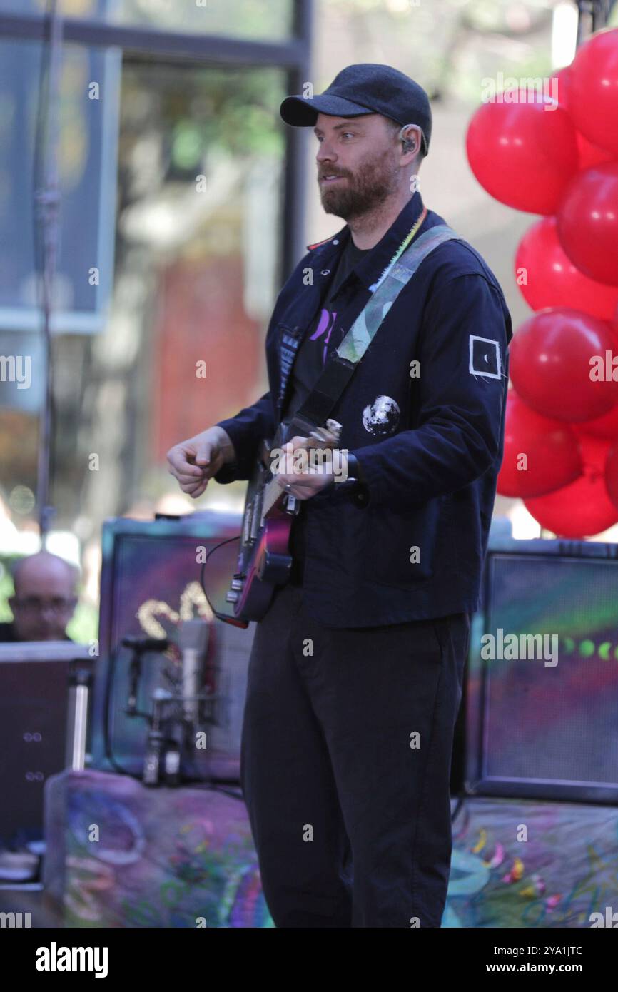 New York. 08 octobre 2024. NEW YORK, NEW YORK - 08 OCTOBRE : Chris Martin de Coldplay se produit en direct dans le spectacle 'Today' de NBC au Rockefeller Plaza le 8 octobre 2024, à New York. Le groupe de rock britannique a livré une performance énergique, captivant le public avec leurs chansons à succès. Les fans se sont rassemblés tôt le matin pour assister à l'événement, bravant le temps de l'automne pour avoir la chance de voir Coldplay en direct en action. (Crédit : Giada Papini/EuropaNewswire)/dpa/Alamy Live News Banque D'Images