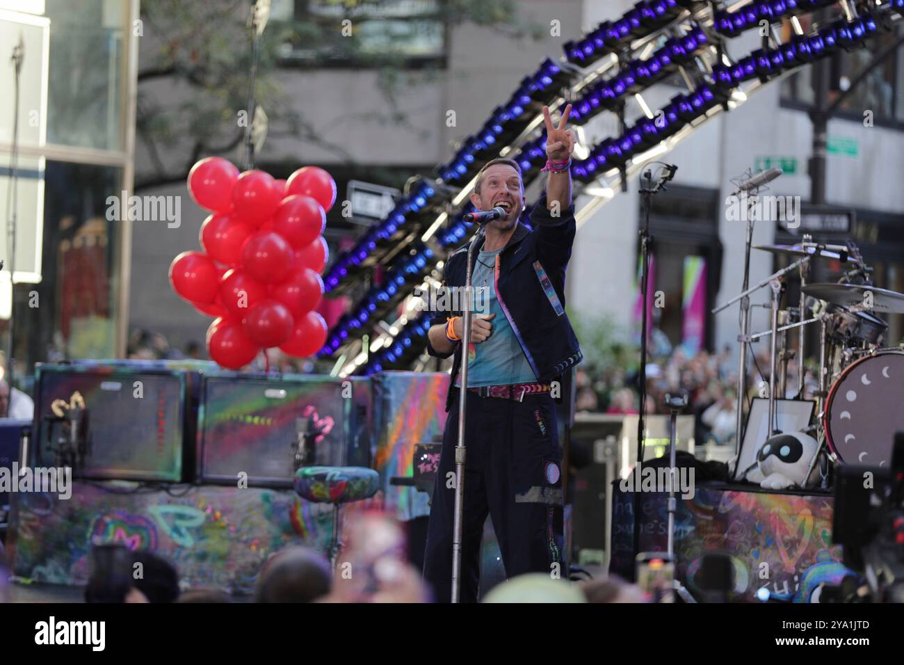 New York. 08 octobre 2024. NEW YORK, NEW YORK - 08 OCTOBRE : Chris Martin de Coldplay se produit en direct dans le spectacle 'Today' de NBC au Rockefeller Plaza le 8 octobre 2024, à New York. Le groupe de rock britannique a livré une performance énergique, captivant le public avec leurs chansons à succès. Les fans se sont rassemblés tôt le matin pour assister à l'événement, bravant le temps de l'automne pour avoir la chance de voir Coldplay en direct en action. (Crédit : Giada Papini/EuropaNewswire)/dpa/Alamy Live News Banque D'Images