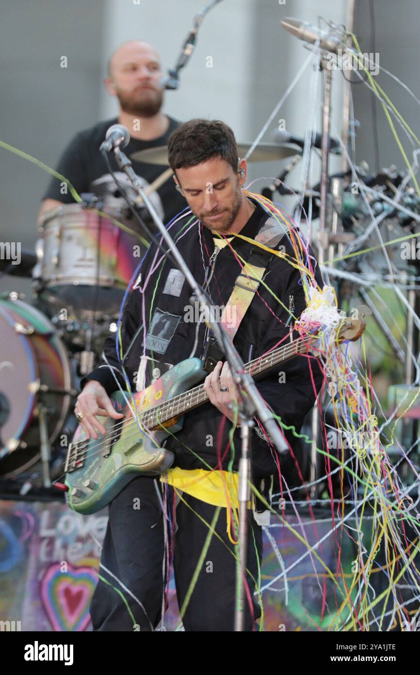 New York. 08 octobre 2024. NEW YORK, NEW YORK - 08 OCTOBRE : Chris Martin de Coldplay se produit en direct dans le spectacle 'Today' de NBC au Rockefeller Plaza le 8 octobre 2024, à New York. Le groupe de rock britannique a livré une performance énergique, captivant le public avec leurs chansons à succès. Les fans se sont rassemblés tôt le matin pour assister à l'événement, bravant le temps de l'automne pour avoir la chance de voir Coldplay en direct en action. (Crédit : Giada Papini/EuropaNewswire)/dpa/Alamy Live News Banque D'Images