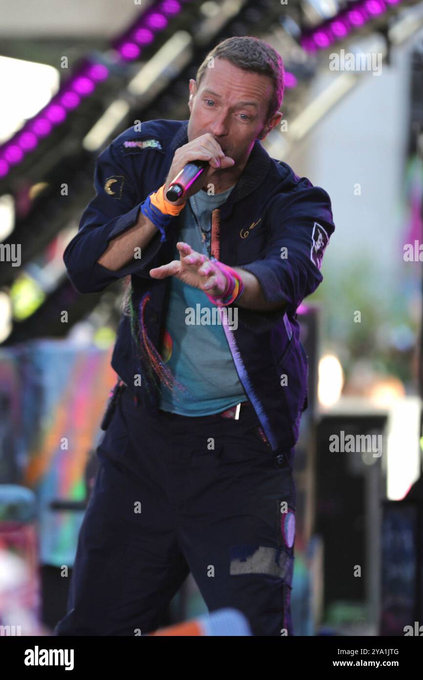 New York. 08 octobre 2024. NEW YORK, NEW YORK - 08 OCTOBRE : Chris Martin de Coldplay se produit en direct dans le spectacle 'Today' de NBC au Rockefeller Plaza le 8 octobre 2024, à New York. Le groupe de rock britannique a livré une performance énergique, captivant le public avec leurs chansons à succès. Les fans se sont rassemblés tôt le matin pour assister à l'événement, bravant le temps de l'automne pour avoir la chance de voir Coldplay en direct en action. (Crédit : Giada Papini/EuropaNewswire)/dpa/Alamy Live News Banque D'Images