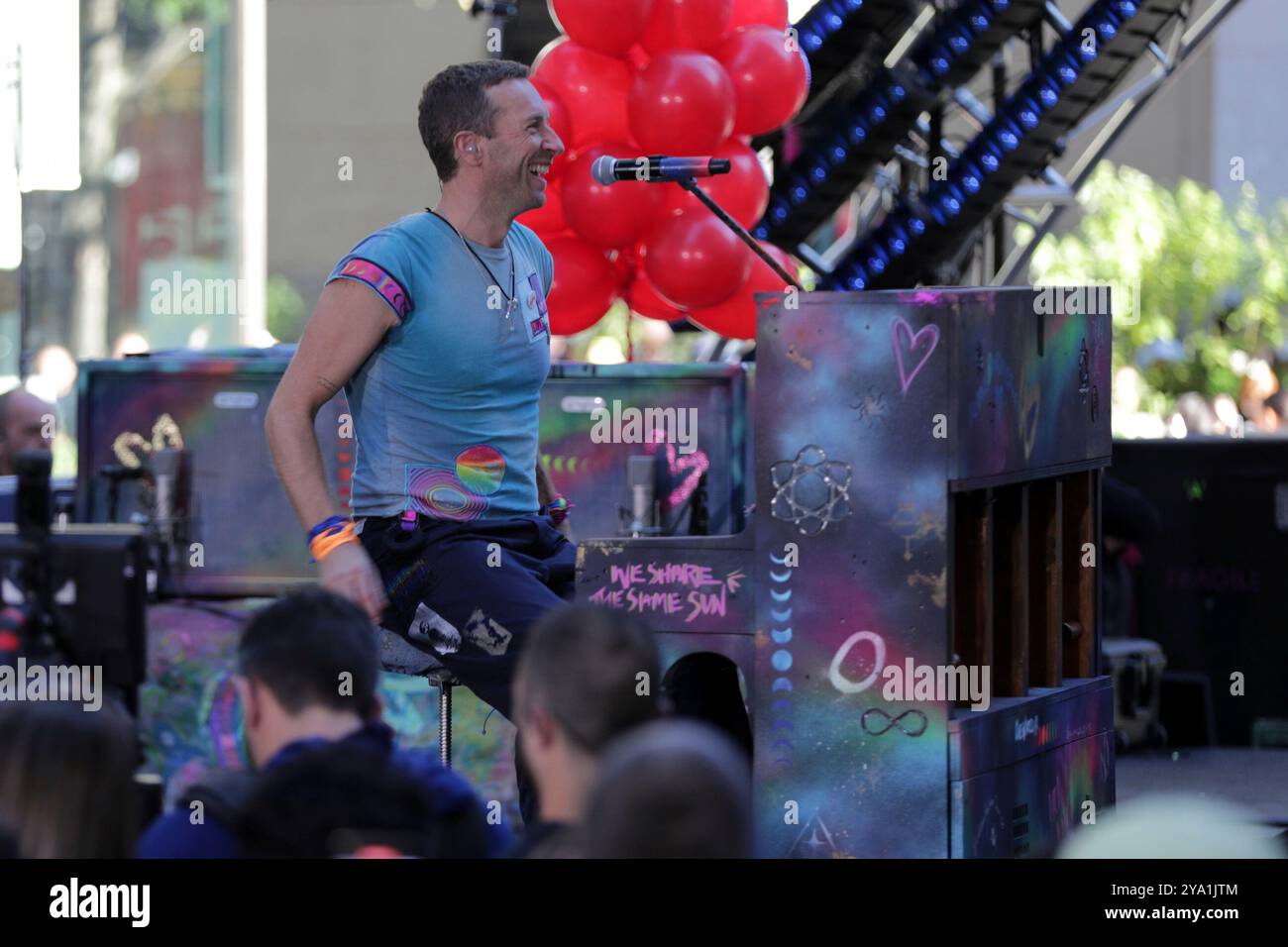 New York. 08 octobre 2024. NEW YORK, NEW YORK - 08 OCTOBRE : Chris Martin de Coldplay se produit en direct dans le spectacle 'Today' de NBC au Rockefeller Plaza le 8 octobre 2024, à New York. Le groupe de rock britannique a livré une performance énergique, captivant le public avec leurs chansons à succès. Les fans se sont rassemblés tôt le matin pour assister à l'événement, bravant le temps de l'automne pour avoir la chance de voir Coldplay en direct en action. (Crédit : Giada Papini/EuropaNewswire)/dpa/Alamy Live News Banque D'Images