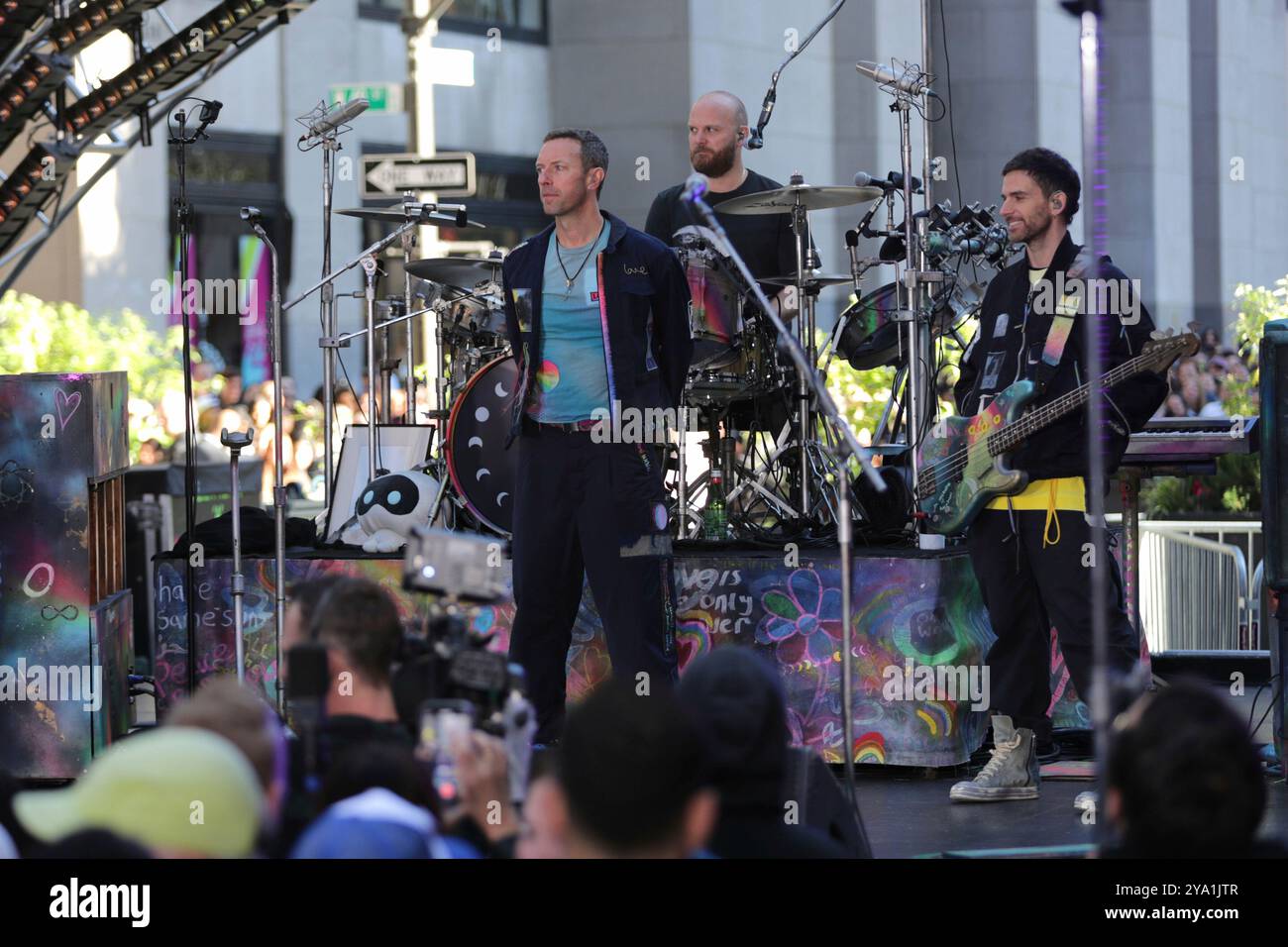 New York. 08 octobre 2024. NEW YORK, NEW YORK - 08 OCTOBRE : Chris Martin de Coldplay se produit en direct dans le spectacle 'Today' de NBC au Rockefeller Plaza le 8 octobre 2024, à New York. Le groupe de rock britannique a livré une performance énergique, captivant le public avec leurs chansons à succès. Les fans se sont rassemblés tôt le matin pour assister à l'événement, bravant le temps de l'automne pour avoir la chance de voir Coldplay en direct en action. (Crédit : Giada Papini/EuropaNewswire)/dpa/Alamy Live News Banque D'Images