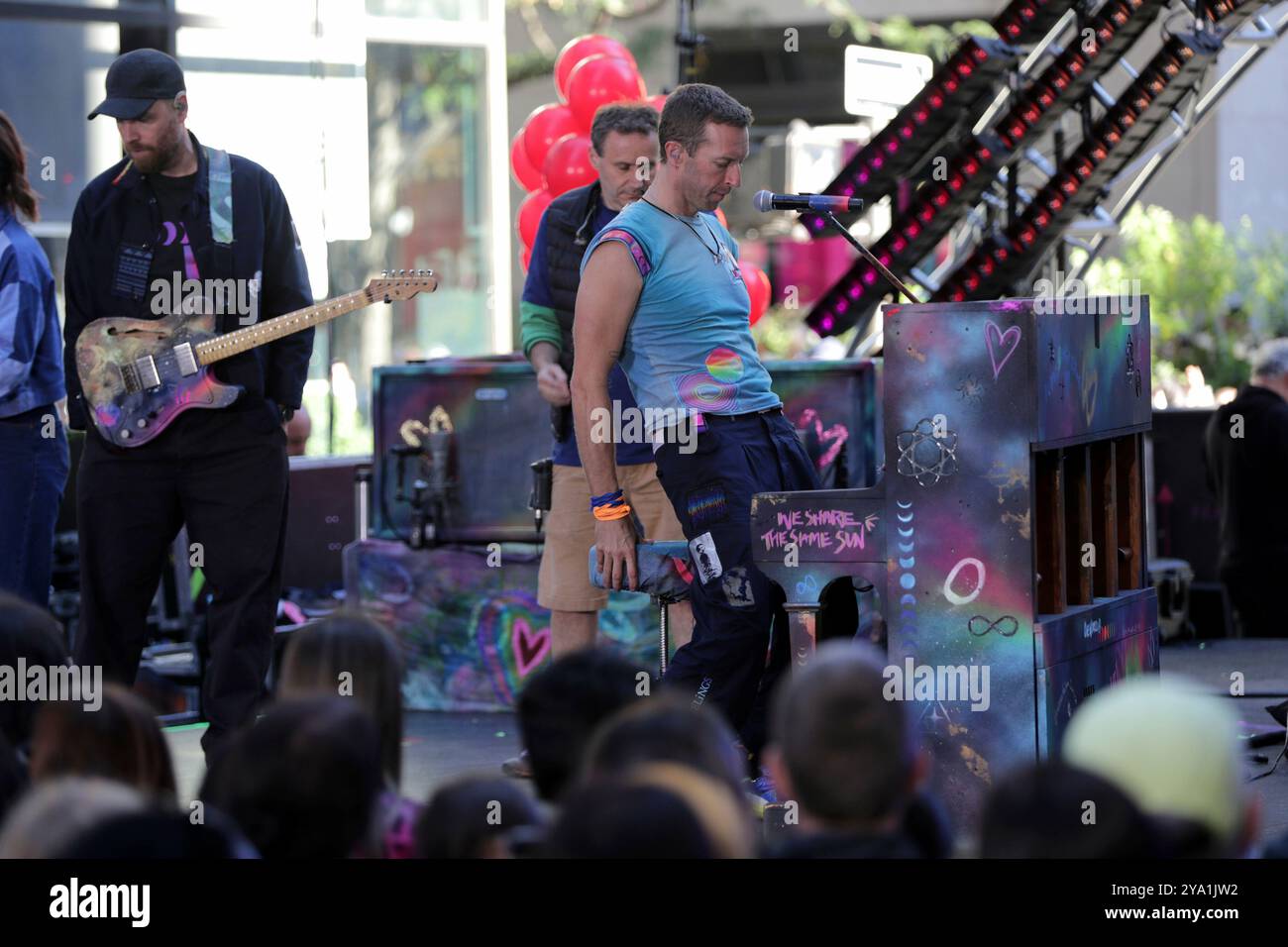 New York. 08 octobre 2024. NEW YORK, NEW YORK - 08 OCTOBRE : Chris Martin de Coldplay se produit en direct dans le spectacle 'Today' de NBC au Rockefeller Plaza le 8 octobre 2024, à New York. Le groupe de rock britannique a livré une performance énergique, captivant le public avec leurs chansons à succès. Les fans se sont rassemblés tôt le matin pour assister à l'événement, bravant le temps de l'automne pour avoir la chance de voir Coldplay en direct en action. (Crédit : Giada Papini/EuropaNewswire)/dpa/Alamy Live News Banque D'Images