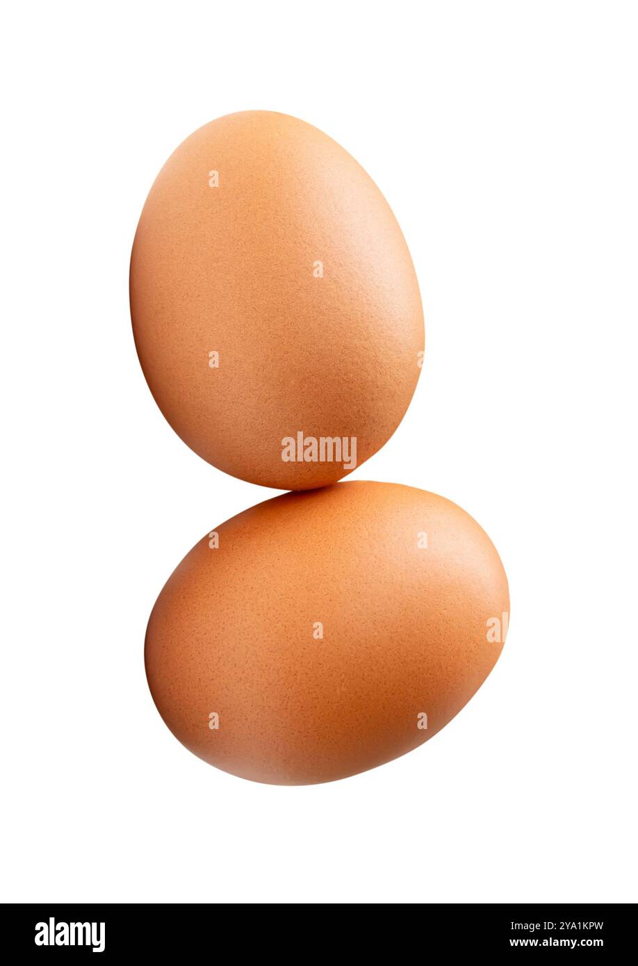 Vue de dessus de deux œufs de poule brun frais dans la pile est isolé sur fond blanc avec chemin de découpage. Banque D'Images