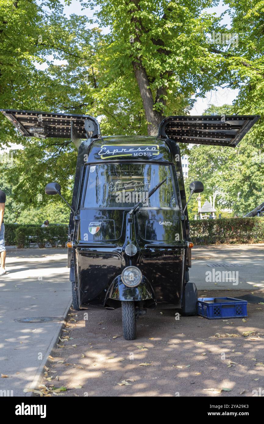 Vue de face d'un chariot à café mobile sous les arbres, Vienne Banque D'Images Vue de face d'un chariot à café mobile sous les arbres, Vienne Banque D'Images