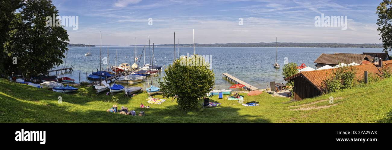 Vue panoramique sur un lac avec des voiliers, entouré de prairie verte et d'arbres par une journée ensoleillée, le lac Starnberg Banque D'Images Vue panoramique sur un lac avec des voiliers, entouré de prairie verte et d'arbres par une journée ensoleillée, le lac Starnberg Banque D'Images