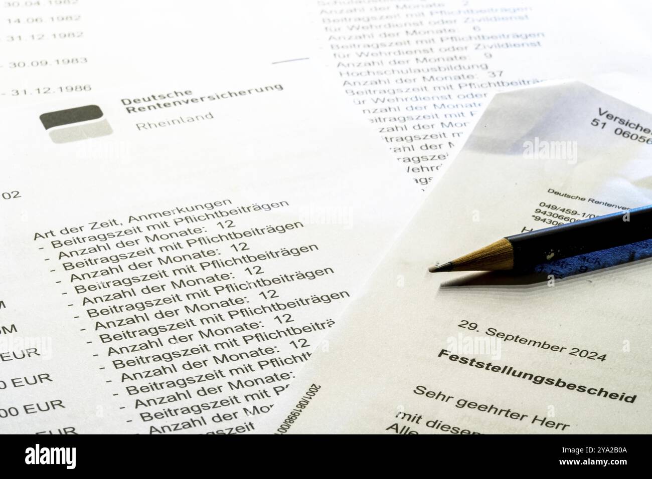 Image symbolique pension, informations sur la pension, avis d'évaluation sur les cotisations versées à l'assurance pension légale et pension attendue sur reachi Banque D'Images