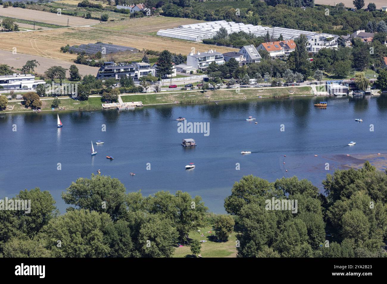 Paysage fluvial avec des bateaux et des arbres dans une zone rurale, Vienne Banque D'Images Paysage fluvial avec des bateaux et des arbres dans une zone rurale, Vienne Banque D'Images
