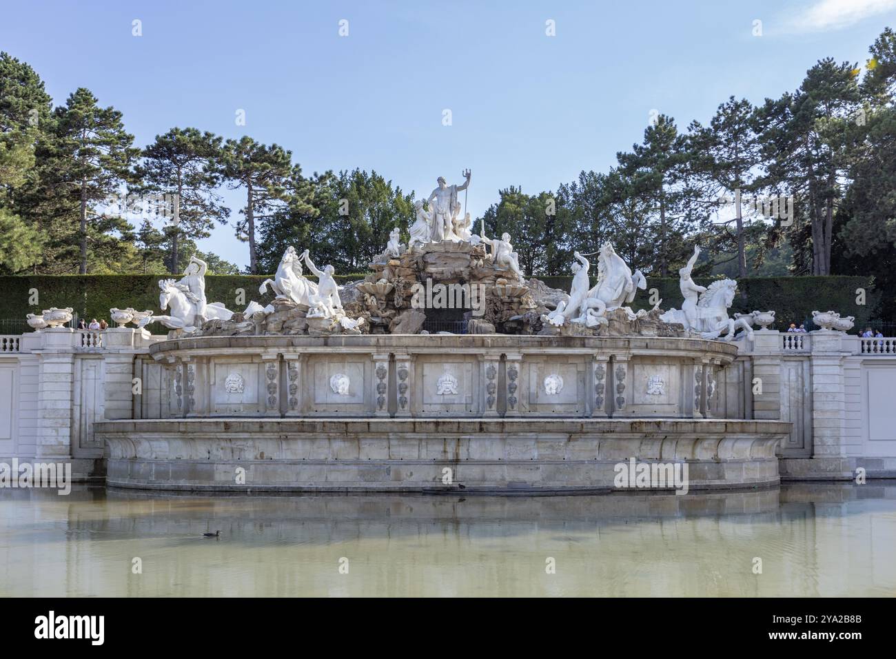 Grande fontaine avec des sculptures artistiques et des figures, entourée d'arbres et d'eau, Vienne Banque D'Images Grande fontaine avec des sculptures artistiques et des figures, entourée d'arbres et d'eau, Vienne Banque D'Images