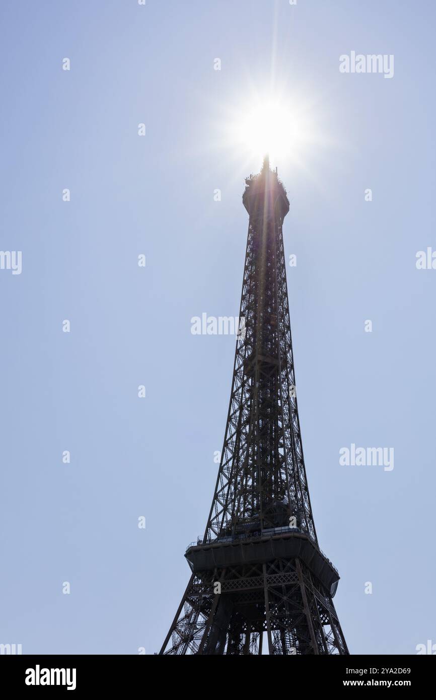 Silhouette de la Tour Eiffel avec des rayons de soleil depuis son sommet, Paris Banque D'Images