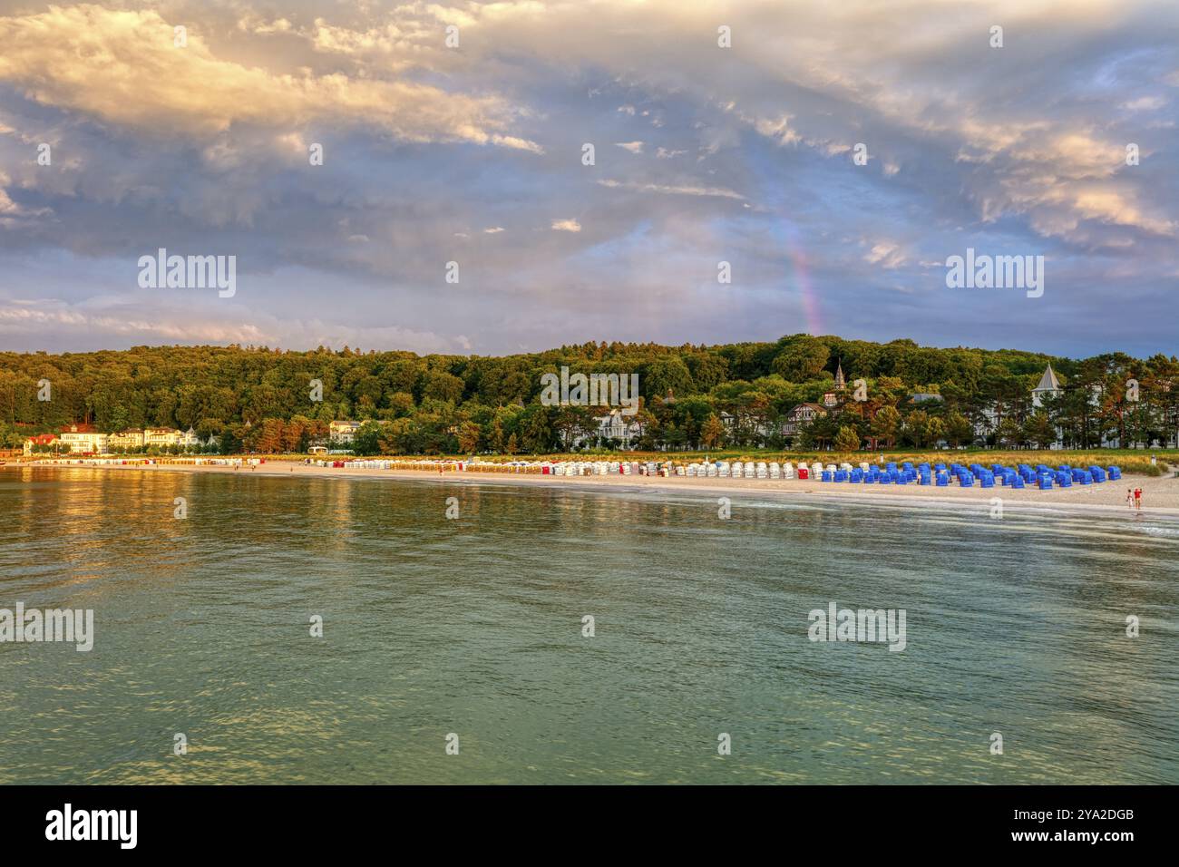 Vue sur la côte avec arc-en-ciel, arbres verts et mer bleue, Ruegen Banque D'Images Vue sur la côte avec arc-en-ciel, arbres verts et mer bleue, Ruegen Banque D'Images
