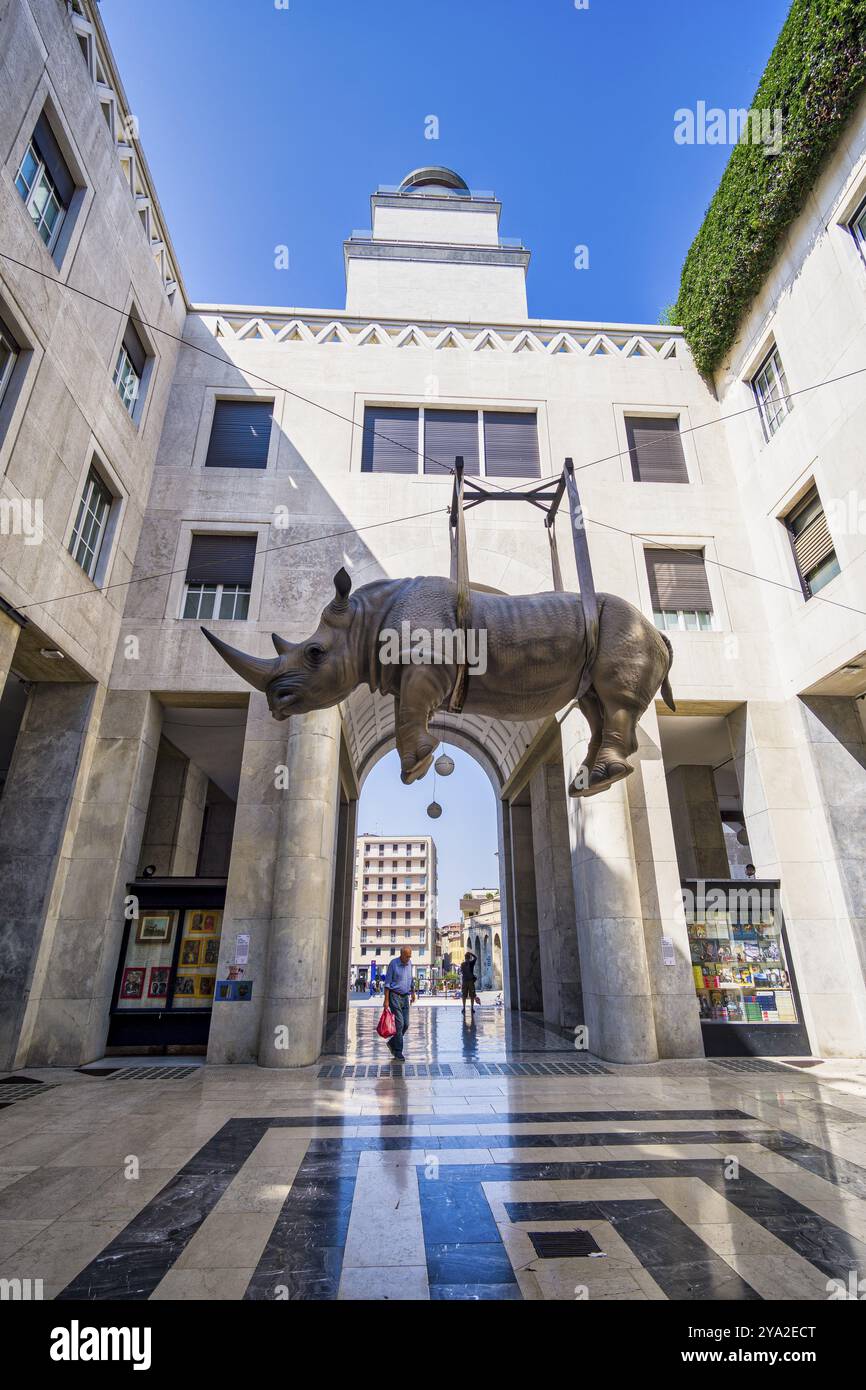 Sculpture suspendue d'un rhinocéros, Brescia, Lombardie, Italie, Europe Banque D'Images