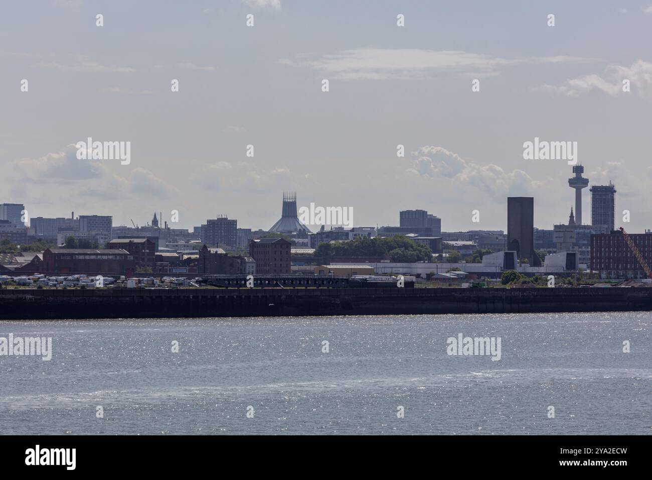 Vue lointaine de Liverpool montrant des bâtiments modernes et historiques entourés de brume et de nuages, Liverpool Banque D'Images