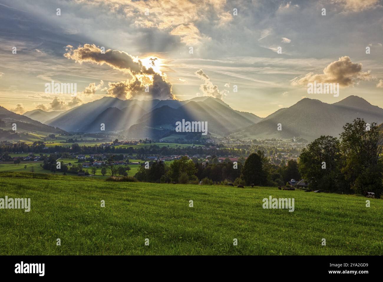 Les rayons de soleil traversent les nuages sur un vaste paysage de montagne avec des prairies verdoyantes, Ruhpolding Banque D'Images