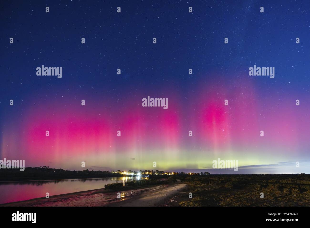 MELBOURNE, AUSTRALIE, 12 AOÛT : L'augmentation de l'activité solaire rend l'Aurora Australis visible dans les régions du sud de l'Australie. Cette image ta Banque D'Images