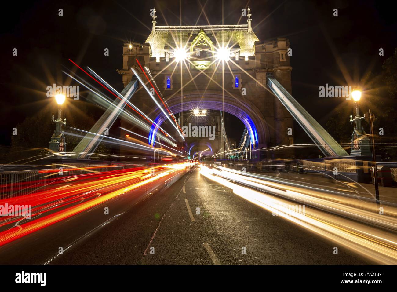 Tower Bridge à Londres, Royaume-Uni, Royaume-Uni. Europe. Exposition longue durée et prise de vue de nuit Banque D'Images