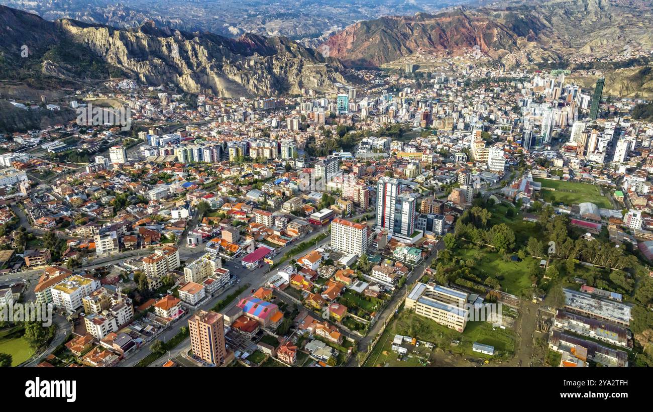 La Paz, Bolivie, vue aérienne survolant le paysage urbain dense. San Miguel, distrique du sud. Amérique du Sud, Amérique du Sud Banque D'Images