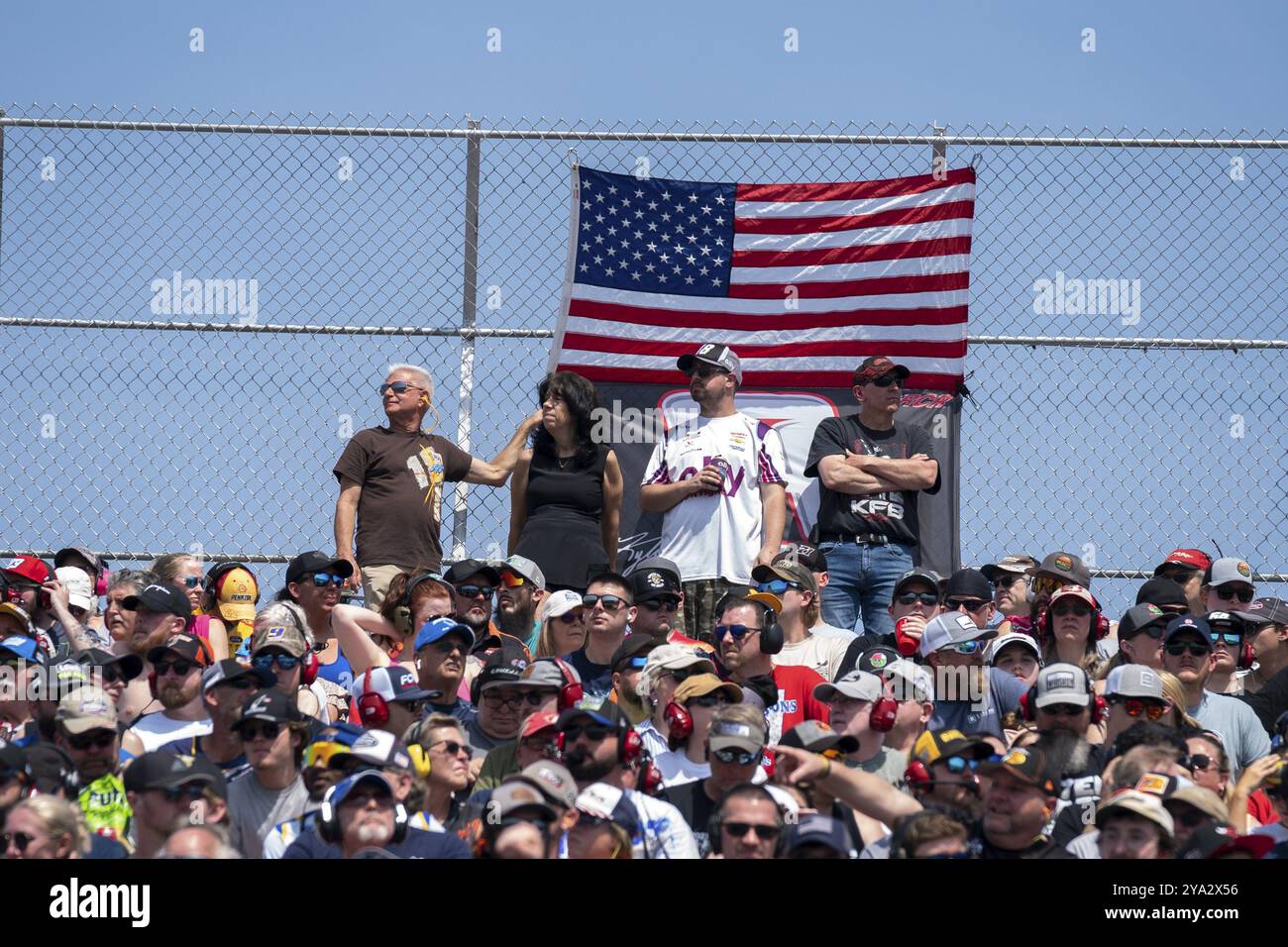 Les fans regardent les pilotes courir pour la position pour le Wurth 400 à Douvres, DE, États-Unis, Amérique du Nord Banque D'Images