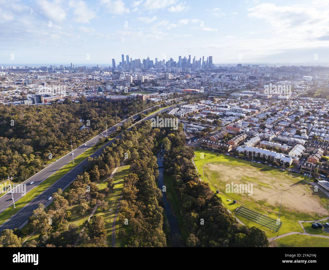 Vue aérienne des gratte-ciel de Melbourne, de l'Eastern Fwy et de la Yarra River par une fraîcheur journée d'hiver depuis Clifton Hill dans le Victoria, Australie, Océanie Banque D'Images