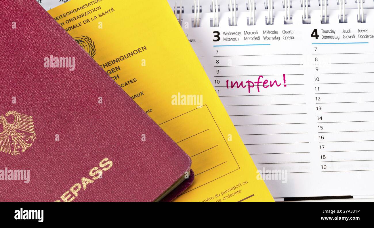 Carte de vaccination et passeport avec date de vaccination Banque D'Images Carte de vaccination et passeport avec date de vaccination Banque D'Images