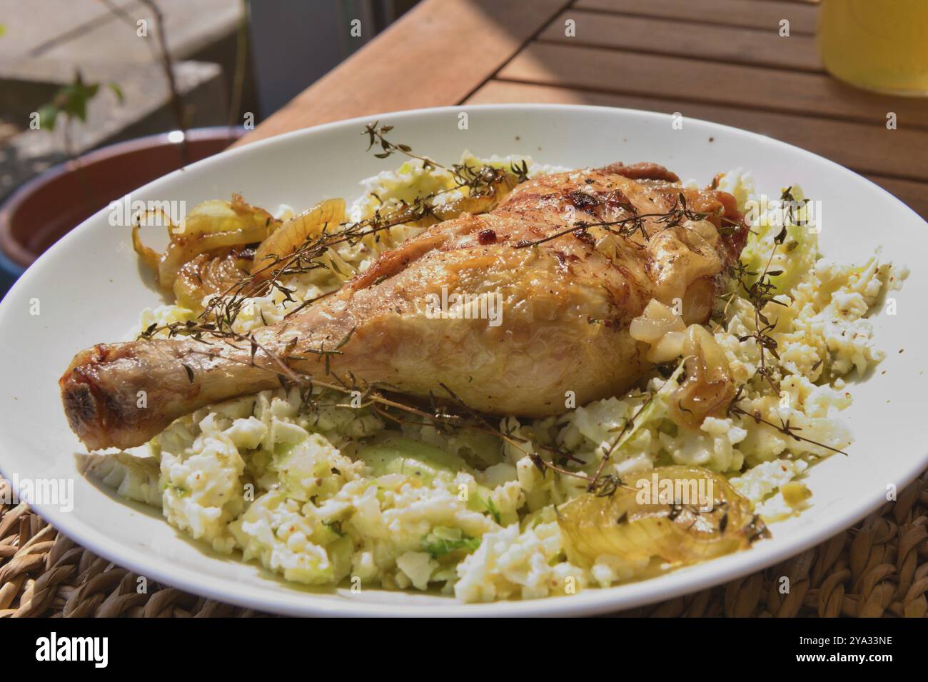 Salade de chou-fleur, cuisses de poulet croustillantes, thym et oignons Banque D'Images