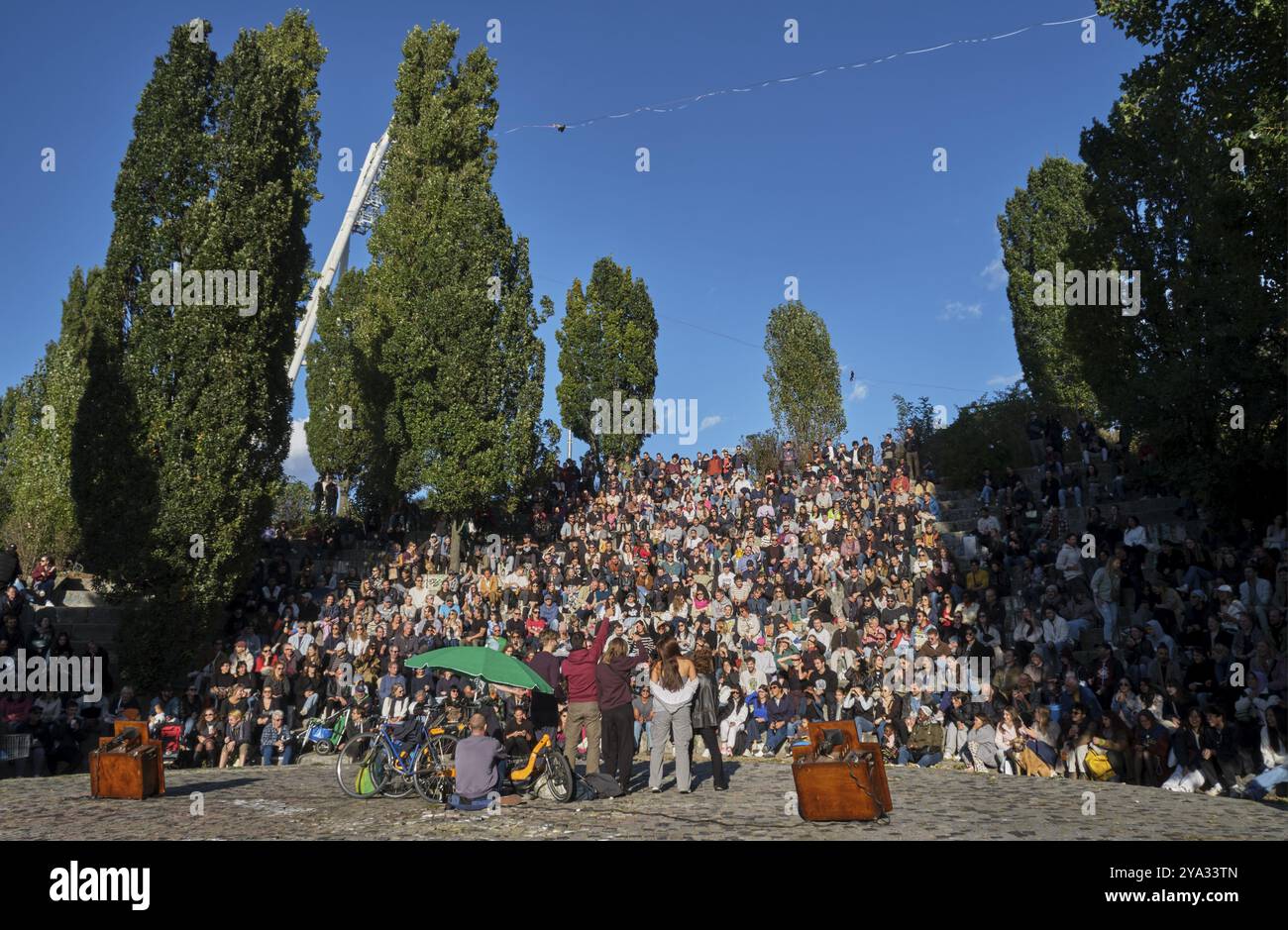 Allemagne, Berlin, 29.09.2024, dimanche soir à Mauerpark, acrobates à la corde, stade Cantien illuminé, karaoké dans l'amphithéâtre, Europe Banque D'Images