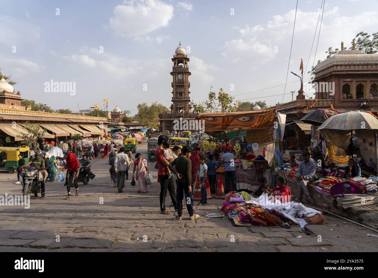 Jodhpur, Inde, 23 mars 2024 : la célèbre tour de l'horloge et les gens au marché Sardar dans le centre historique de la ville, en Asie Banque D'Images