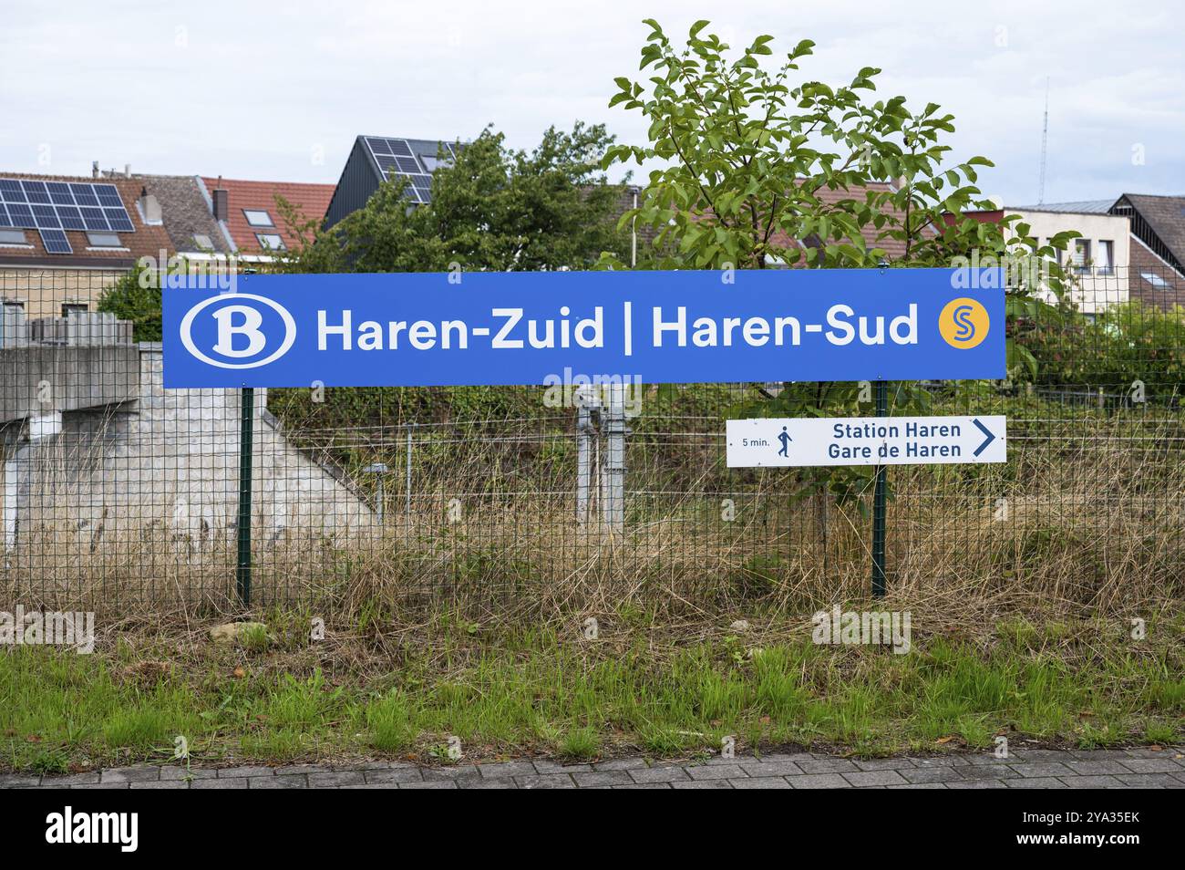 Haren Sud, région de Bruxelles, Belgique, 09 18 2022, panneau au quai de la gare ferroviaire locale, Europe Banque D'Images