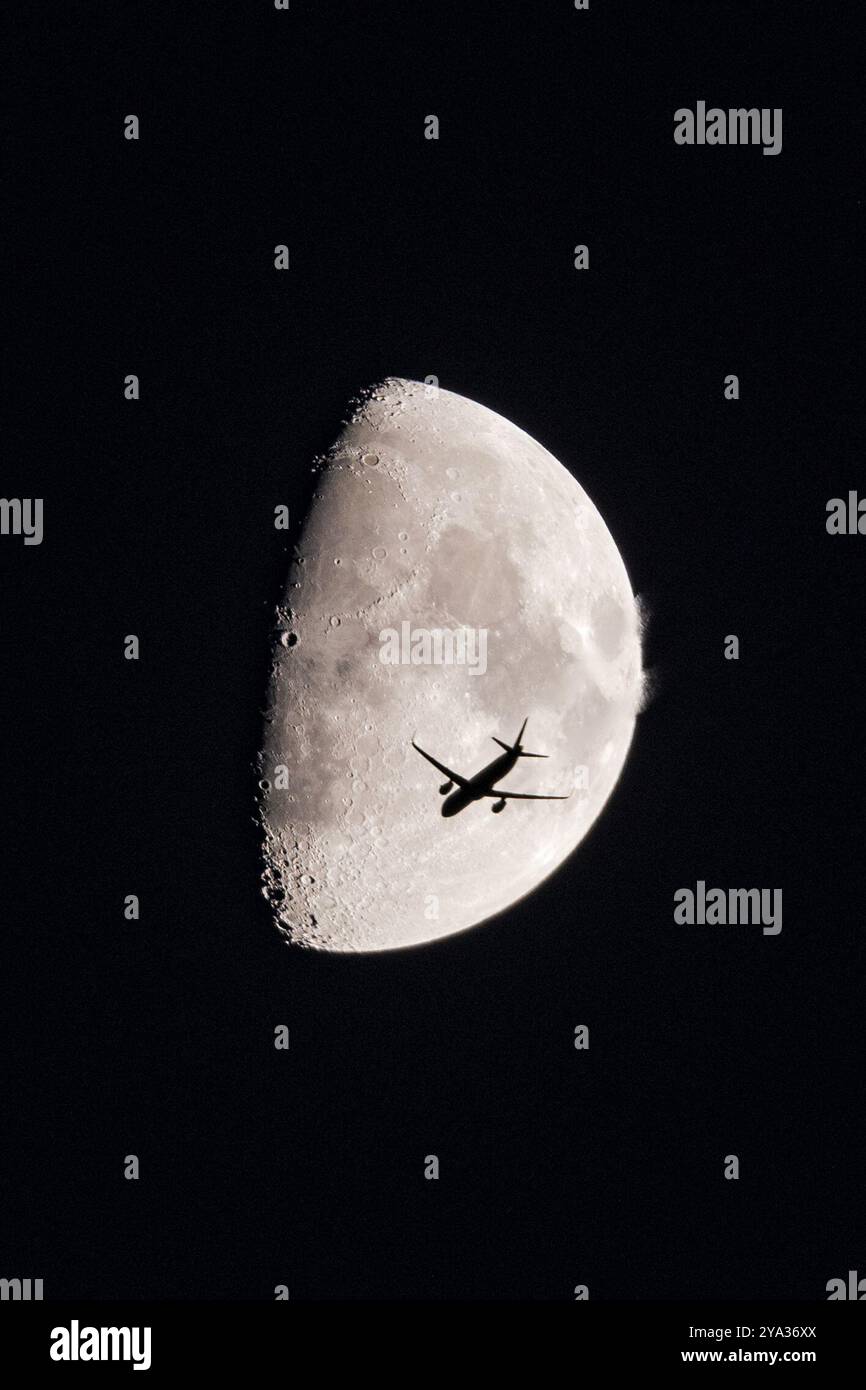 Saratoga, Californie, États-Unis. 11 octobre 2024 un avion de ligne traverse la lune gibbeuse cirée près de Saratoga, Californie, dans la région de la baie de San Francisco. Crédit : David Elkins/Alamy Live News Banque D'Images