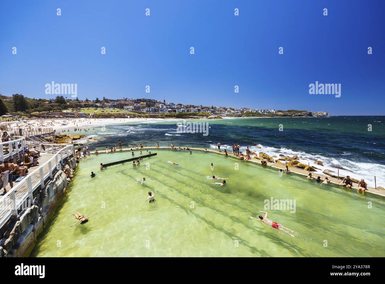 SYDNEY, AUSTRALIE, 05 DÉCEMBRE 2023 : vue vers Bronte Beach depuis Bronte Baths par une chaude journée d'été à Sydney, Nouvelle-Galles du Sud, Australie, Océanie Banque D'Images