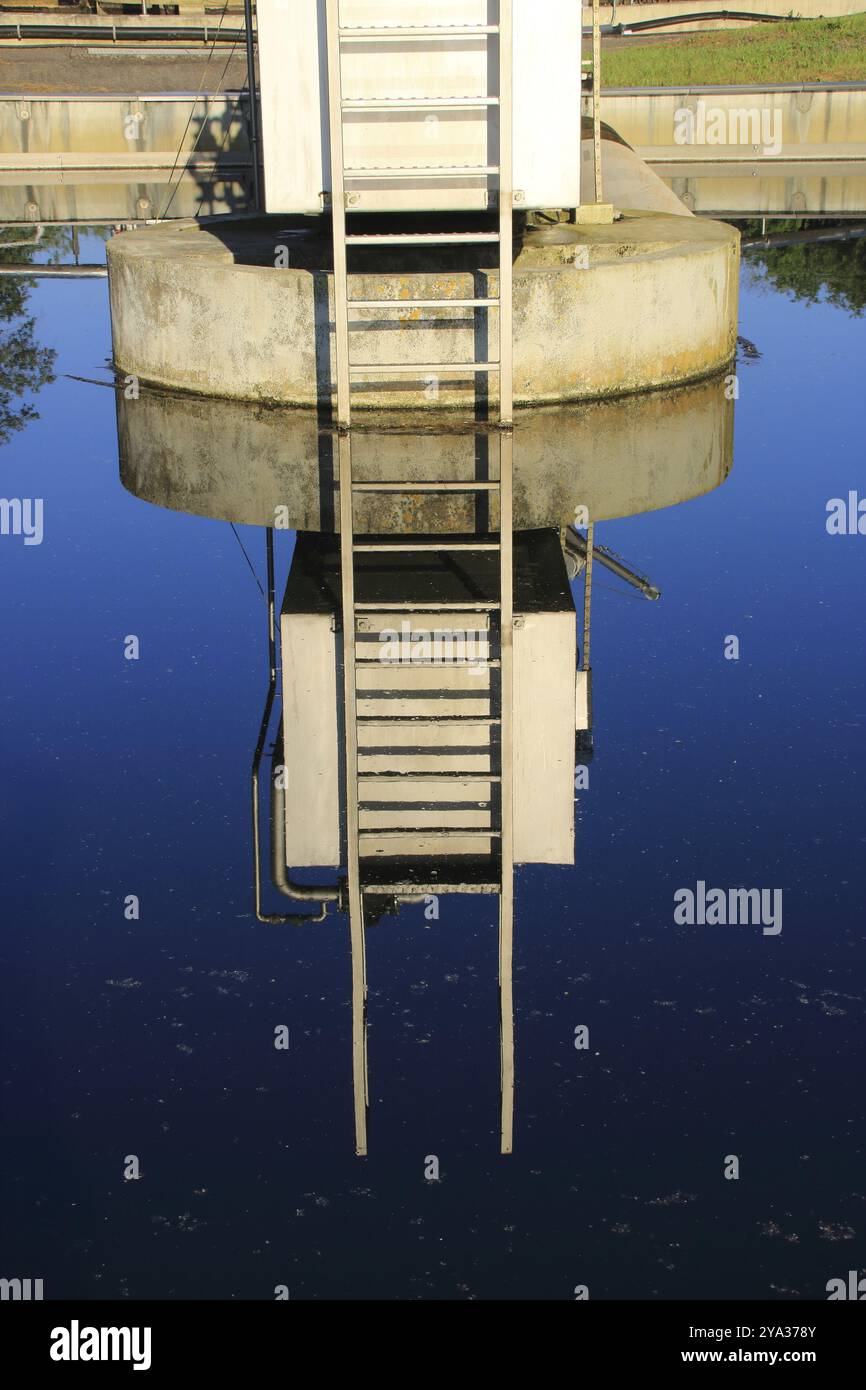 L'échelle d'un clarificateur secondaire se reflète dans l'eau Banque D'Images