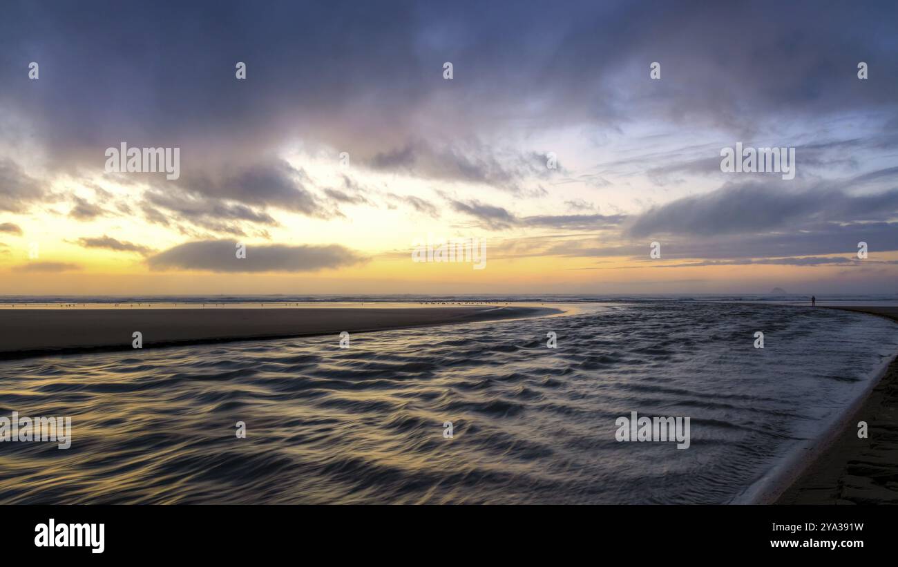 Un spectaculaire coucher de soleil sur une plage du nord de la Californie. ÉTATS-UNIS Banque D'Images